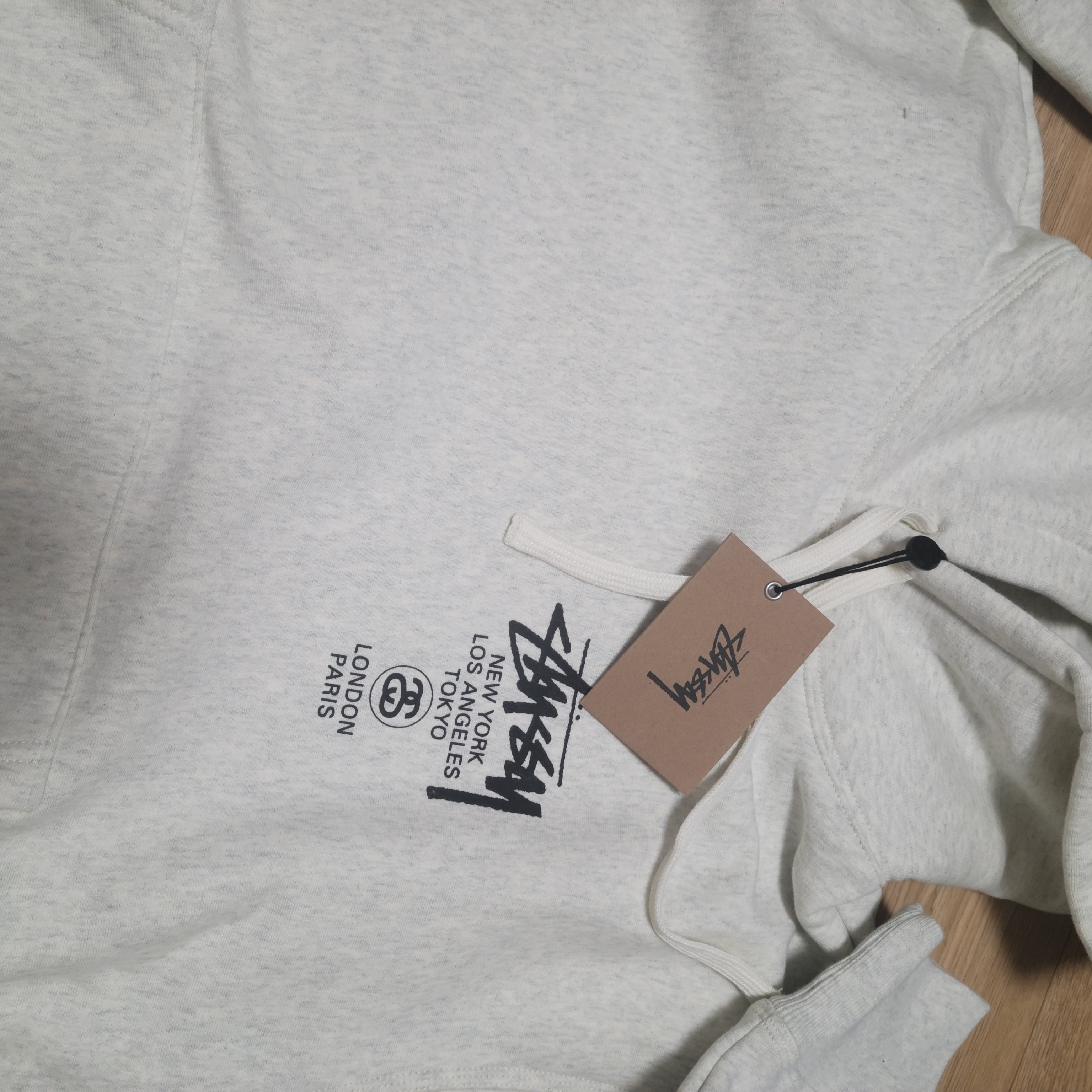 Stussy World Tour Hoodie Ash Heather 2024,2025 착용 스타일