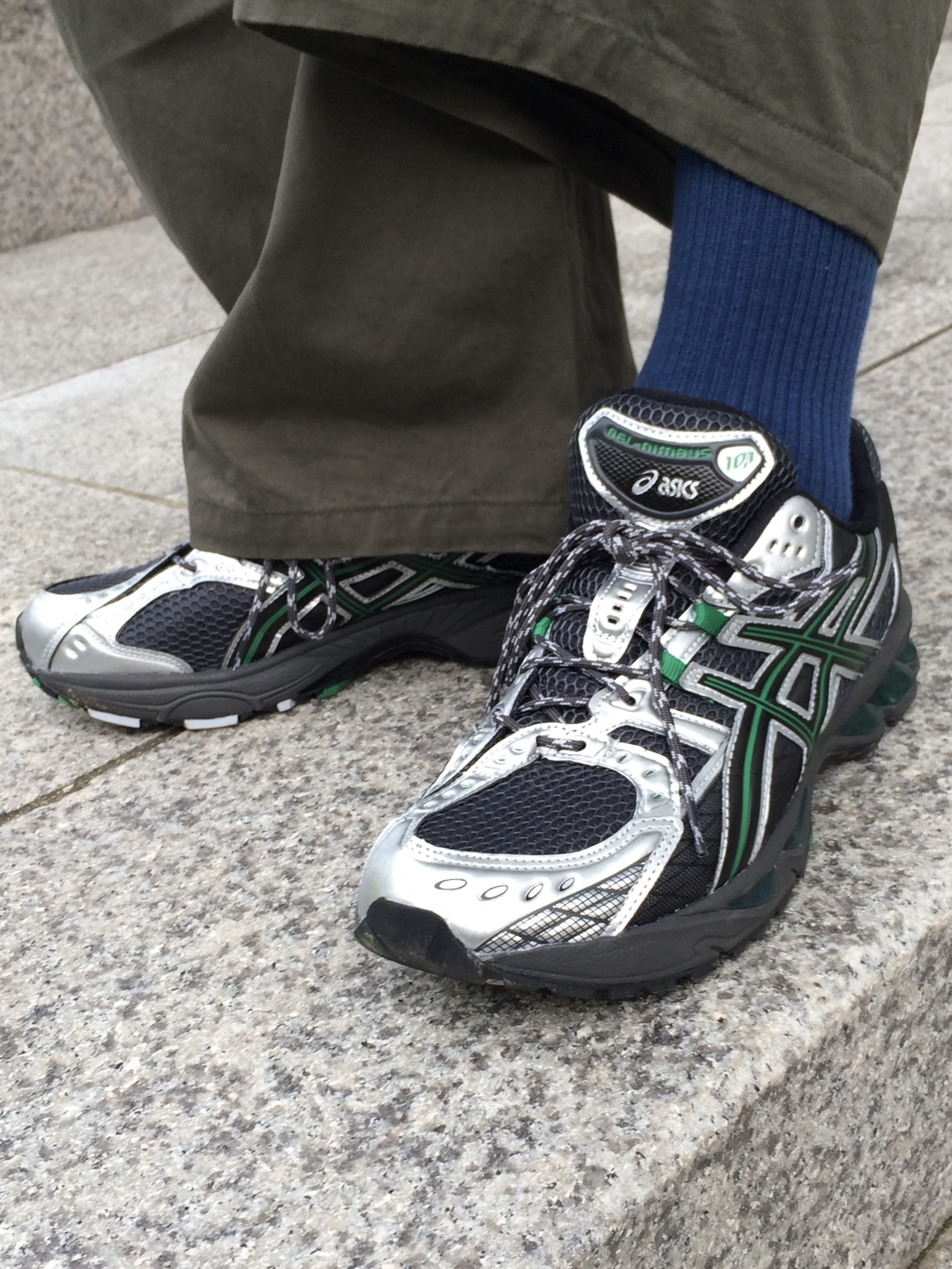 Asics Gel-Nimbus 10.1 Obsidian Grey Green Basil 착용 스타일 - 5