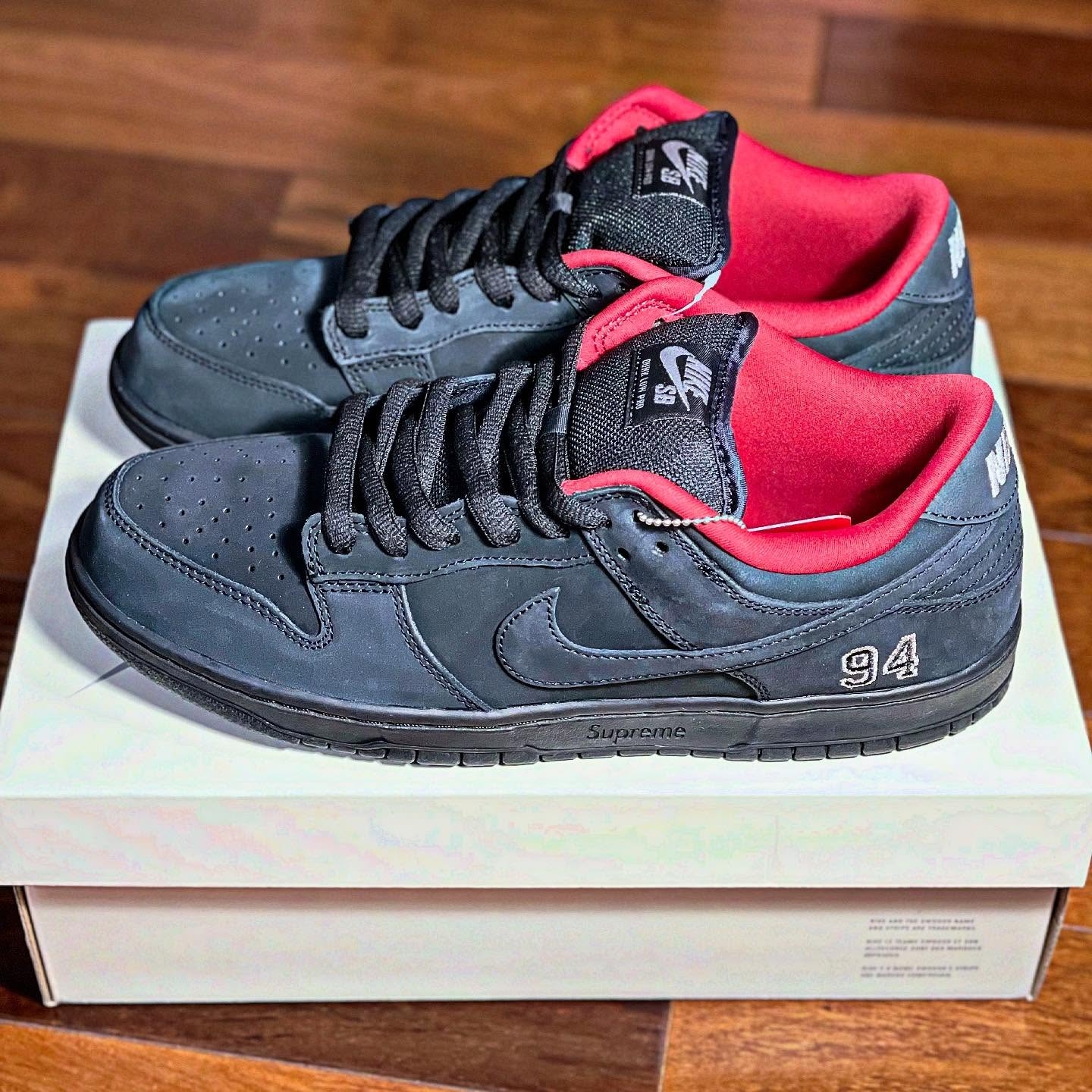 Nike x Supreme SB Dunk Low Black 착용 스타일 - 2