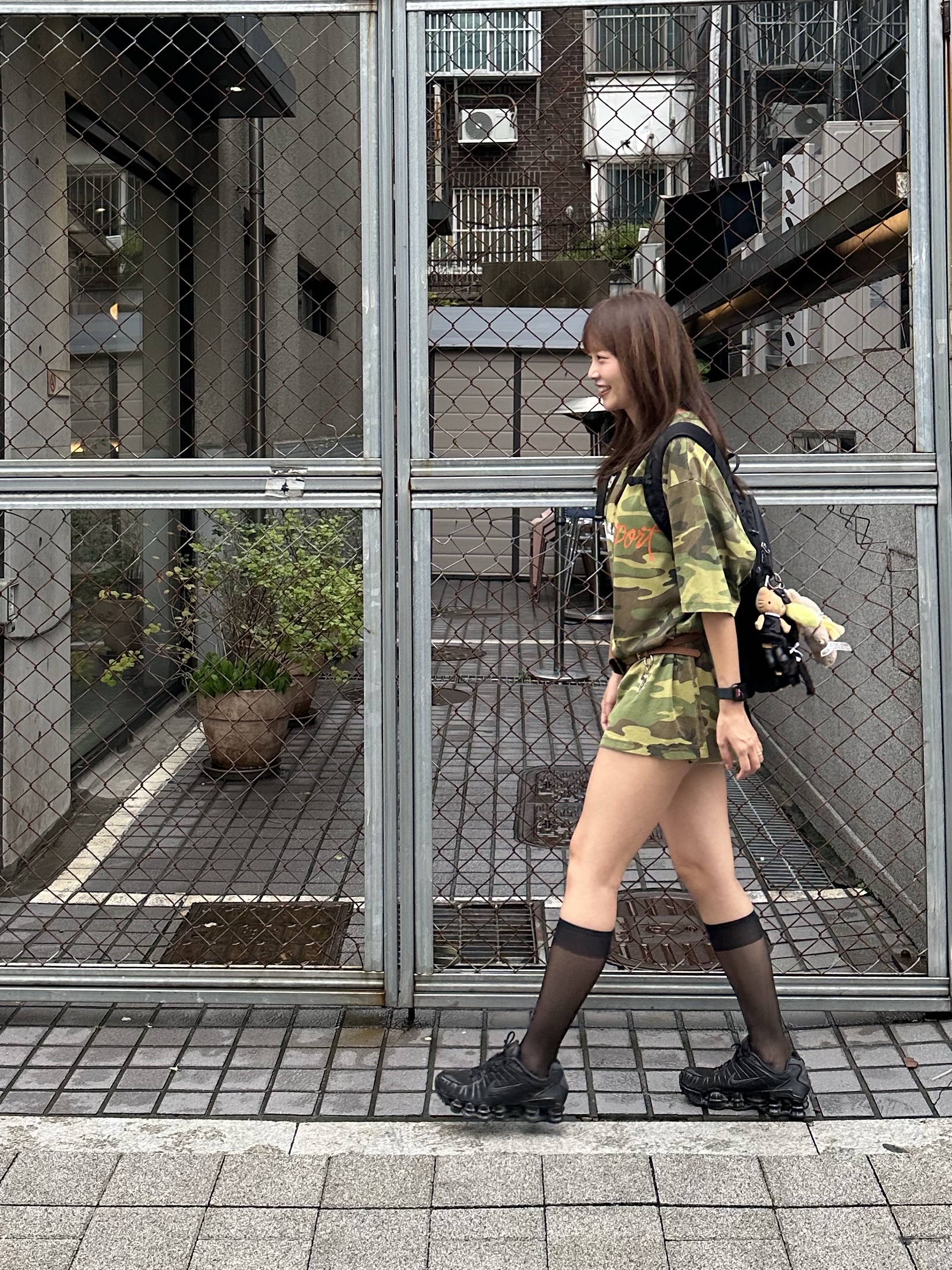 Stussy Sport Script T-Shirt Camo, (W) Nike Shox TL Black and Max Orange 착용 스타일 - 3