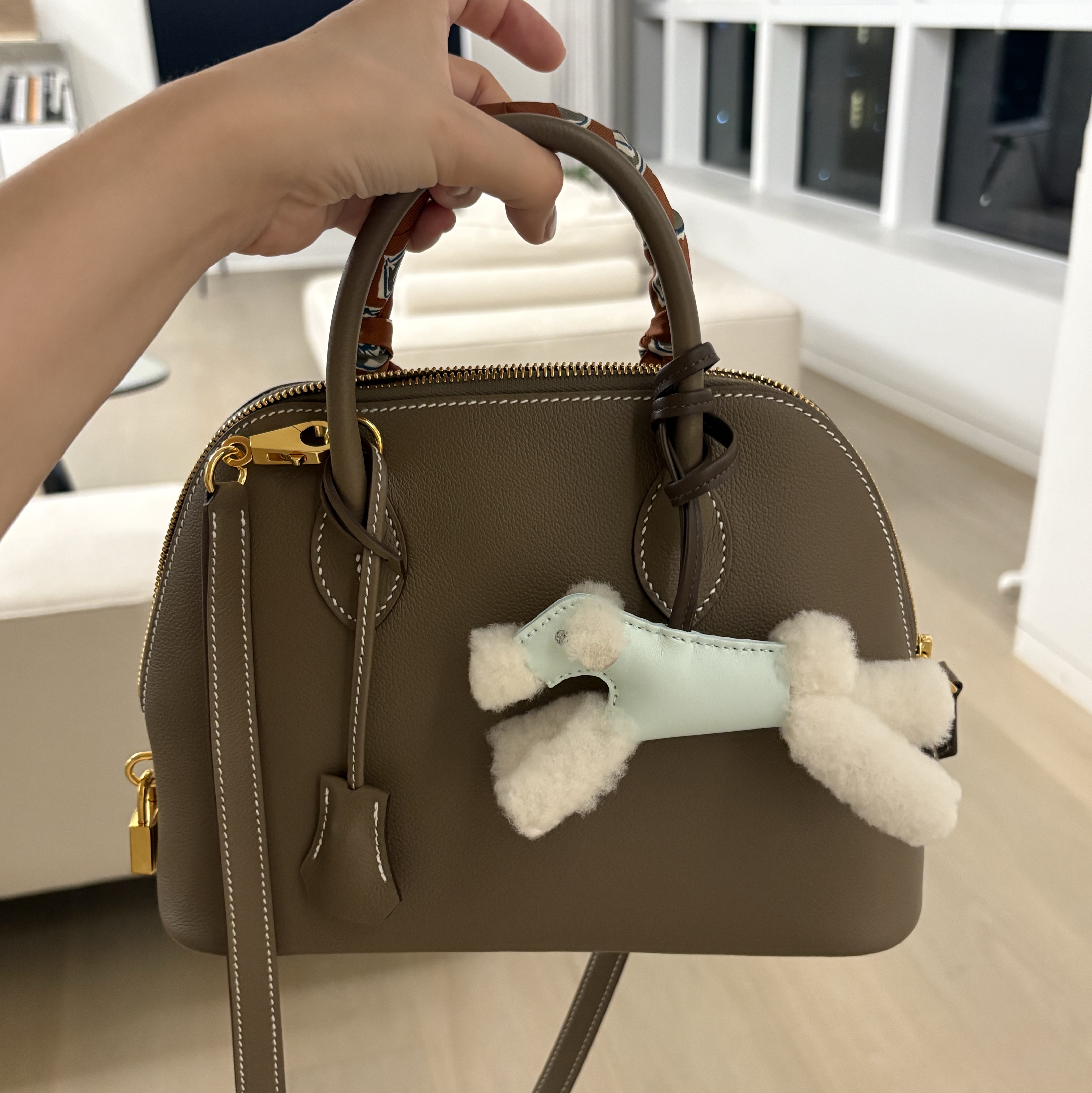 Hermes Budy Charm Merino Wool Milo & Ecru Vert Peppermint Chocolat, Hermes Bolide 1923 25 Bag Evercolor & Gold Etoupe 착용 스타일 - 2