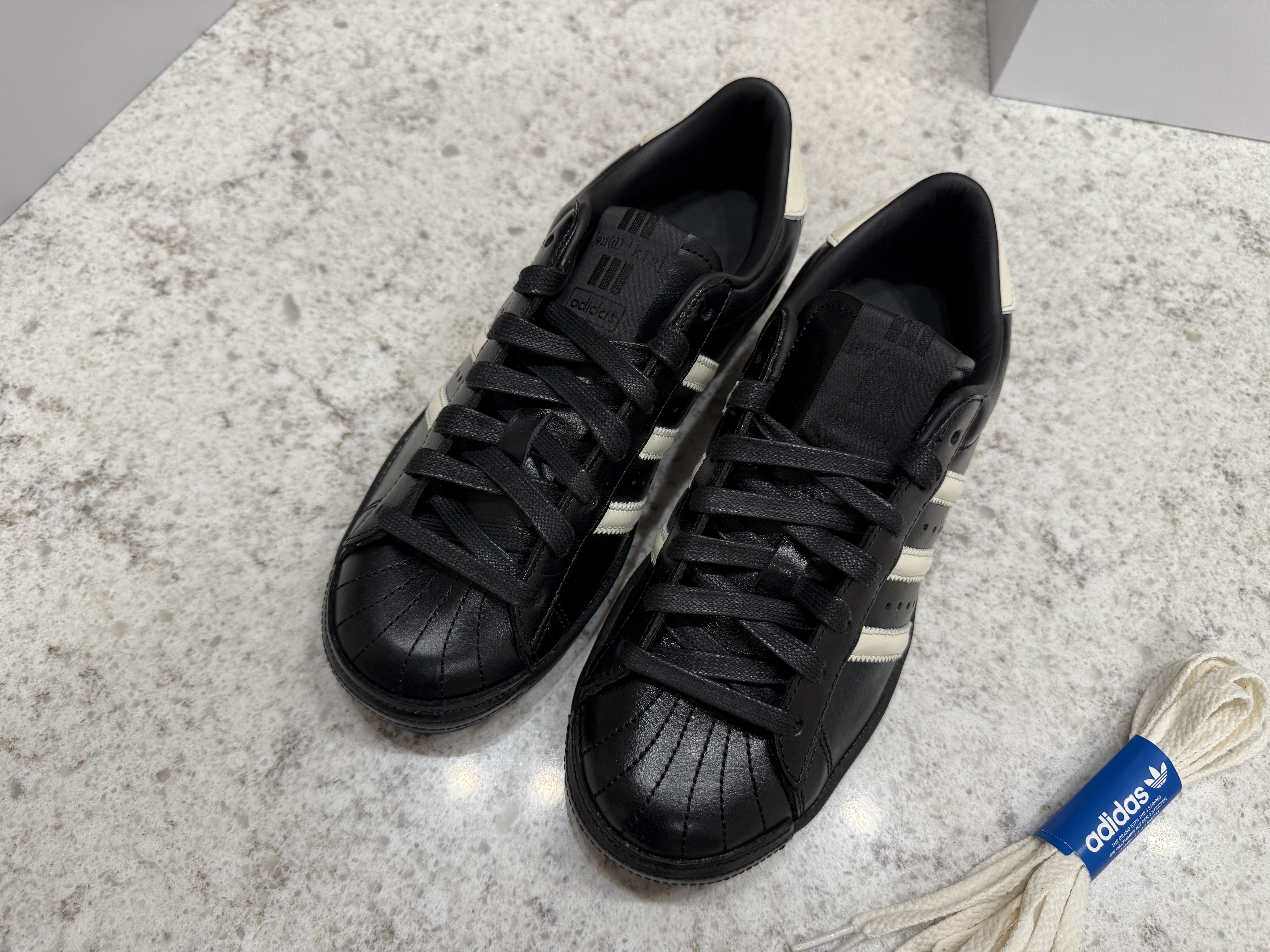 Adidas x Kith Superstar Vintage MIG Black White 착용 스타일 - 4