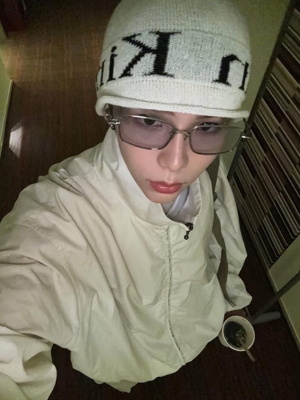 Matin Kim Logo Linen Short Beanie White, Acne Studios Logo Zipper Jacket Dusty White 착용 스타일 - 1
