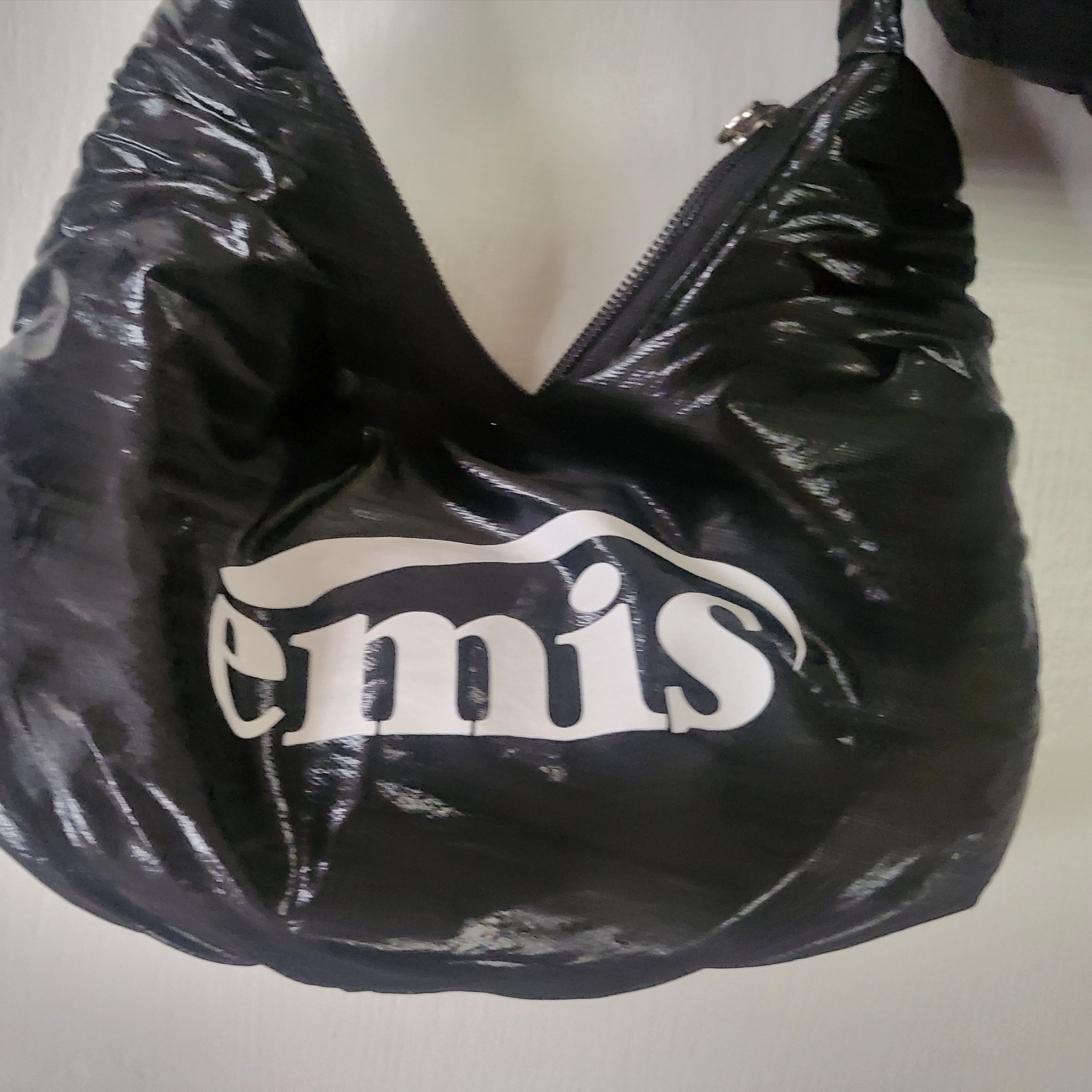 Emis Glossy Shirring Hobo Bag Black 착용 스타일