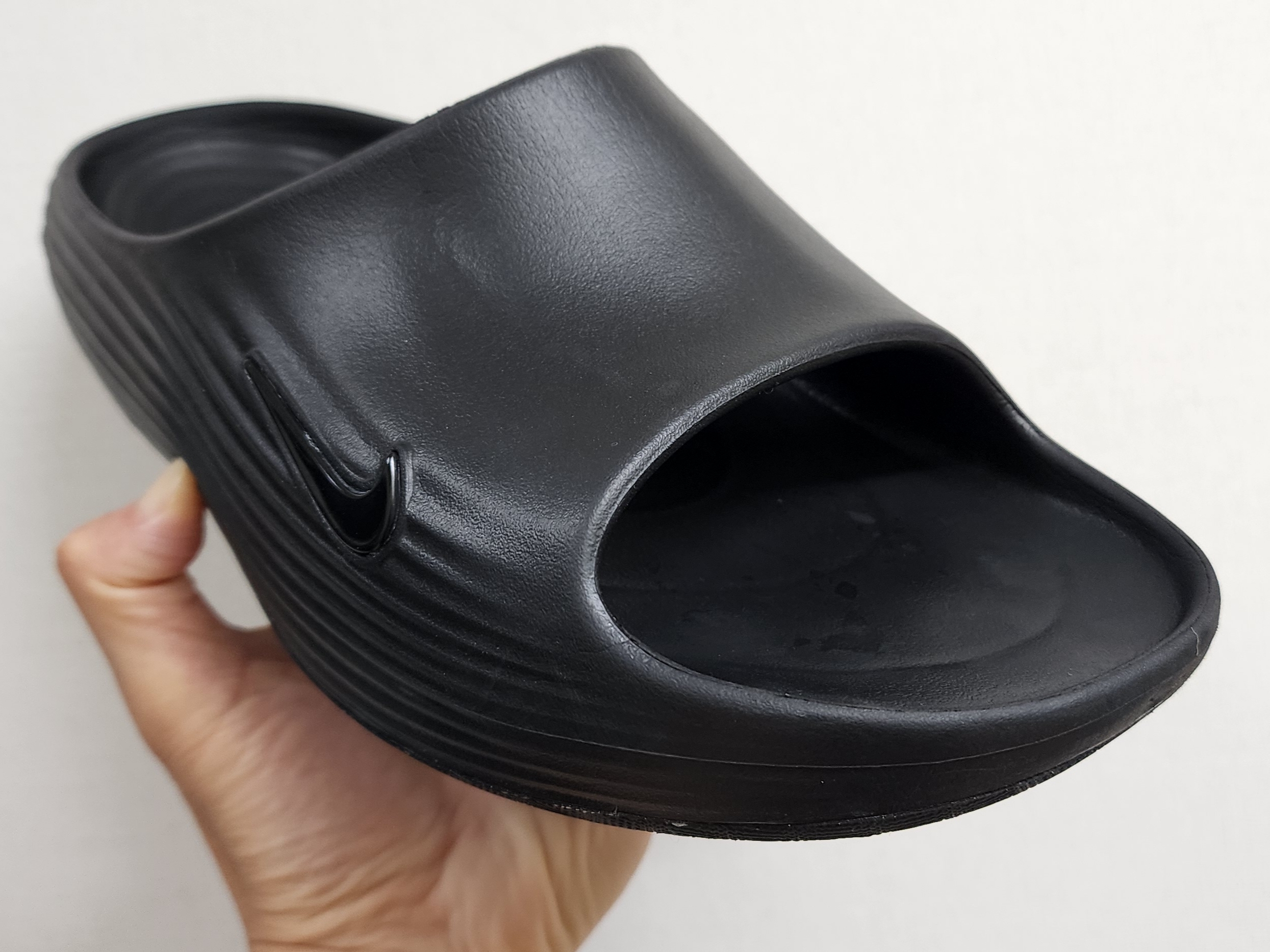 Nike ReactX Rejuven8 Slide Black 착용 스타일