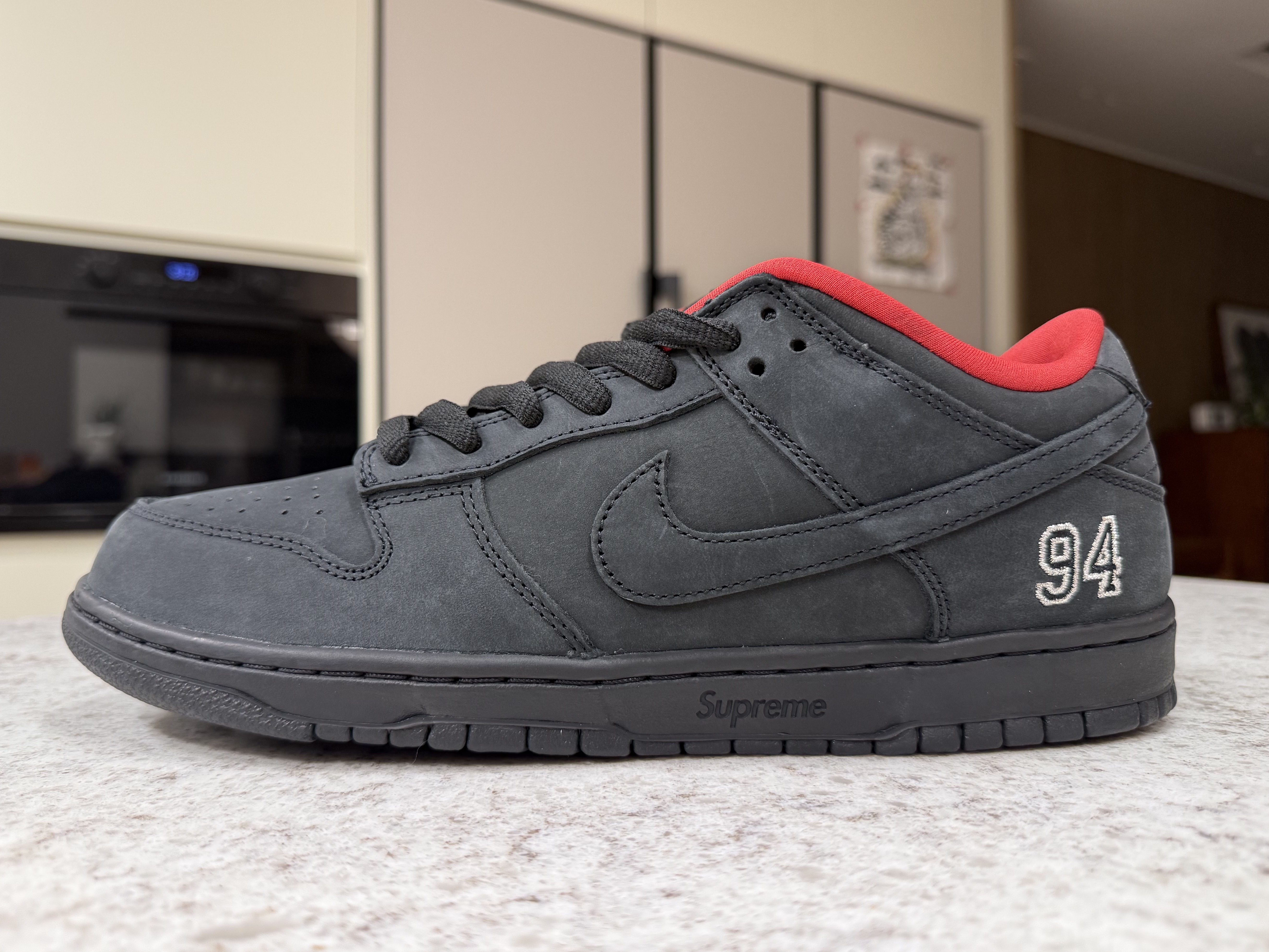 Nike x Supreme SB Dunk Low Black 착용 스타일 - 4