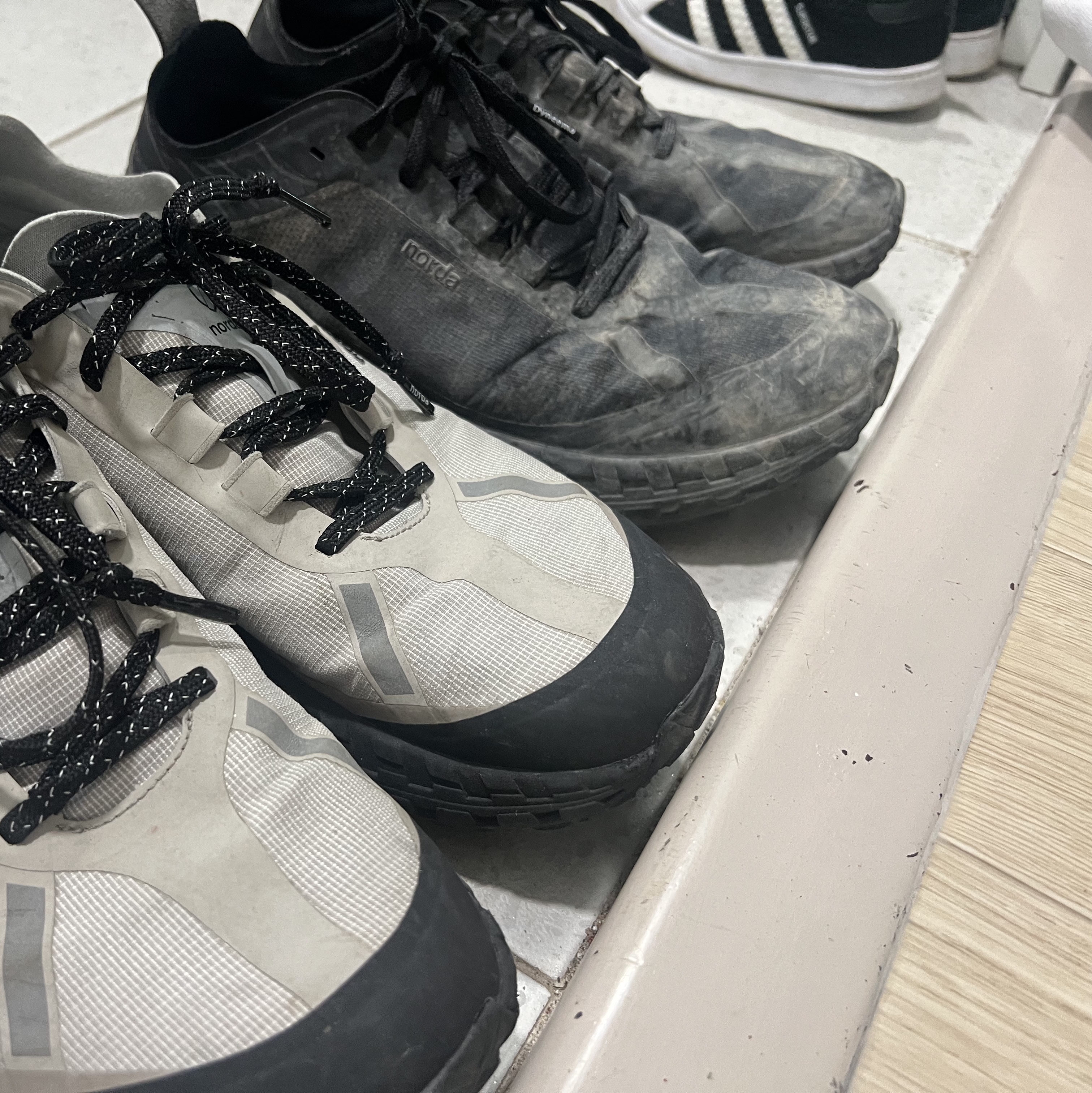 Norda 001/A Cinder, Norda 001/A Stealth Black 착용 스타일 - 1