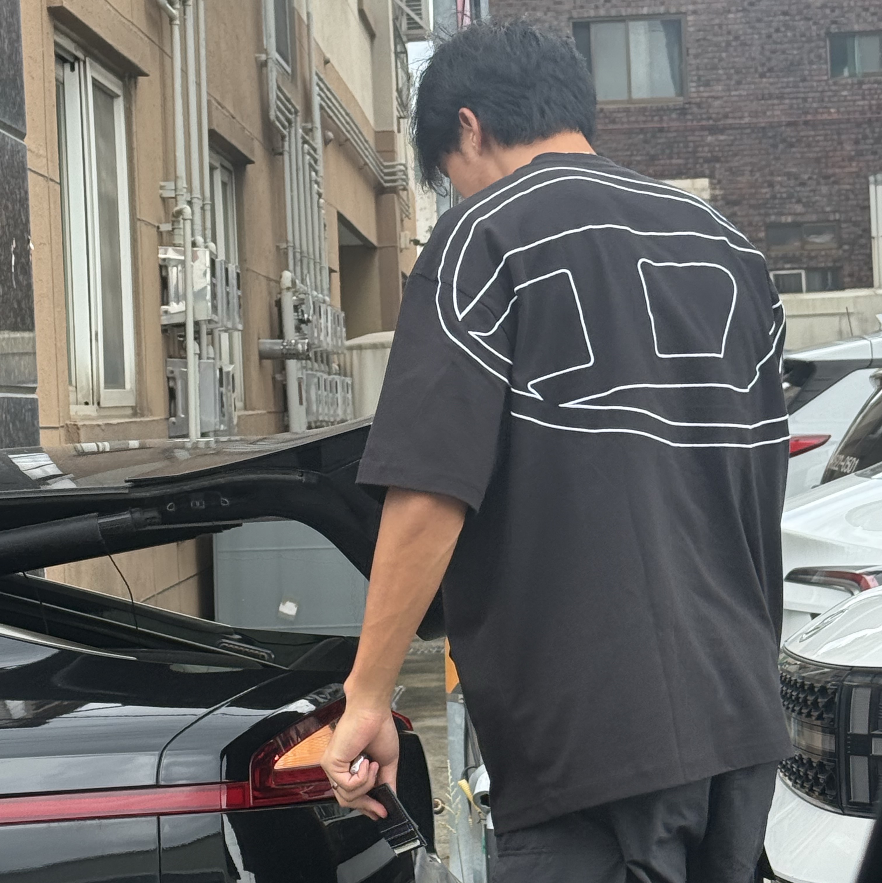 Diesel T-Shirt with Maxi Oval D Embroidery Black, Balenciaga Le Cagole XS Shoulder Bag Pink 착용 스타일 - 2