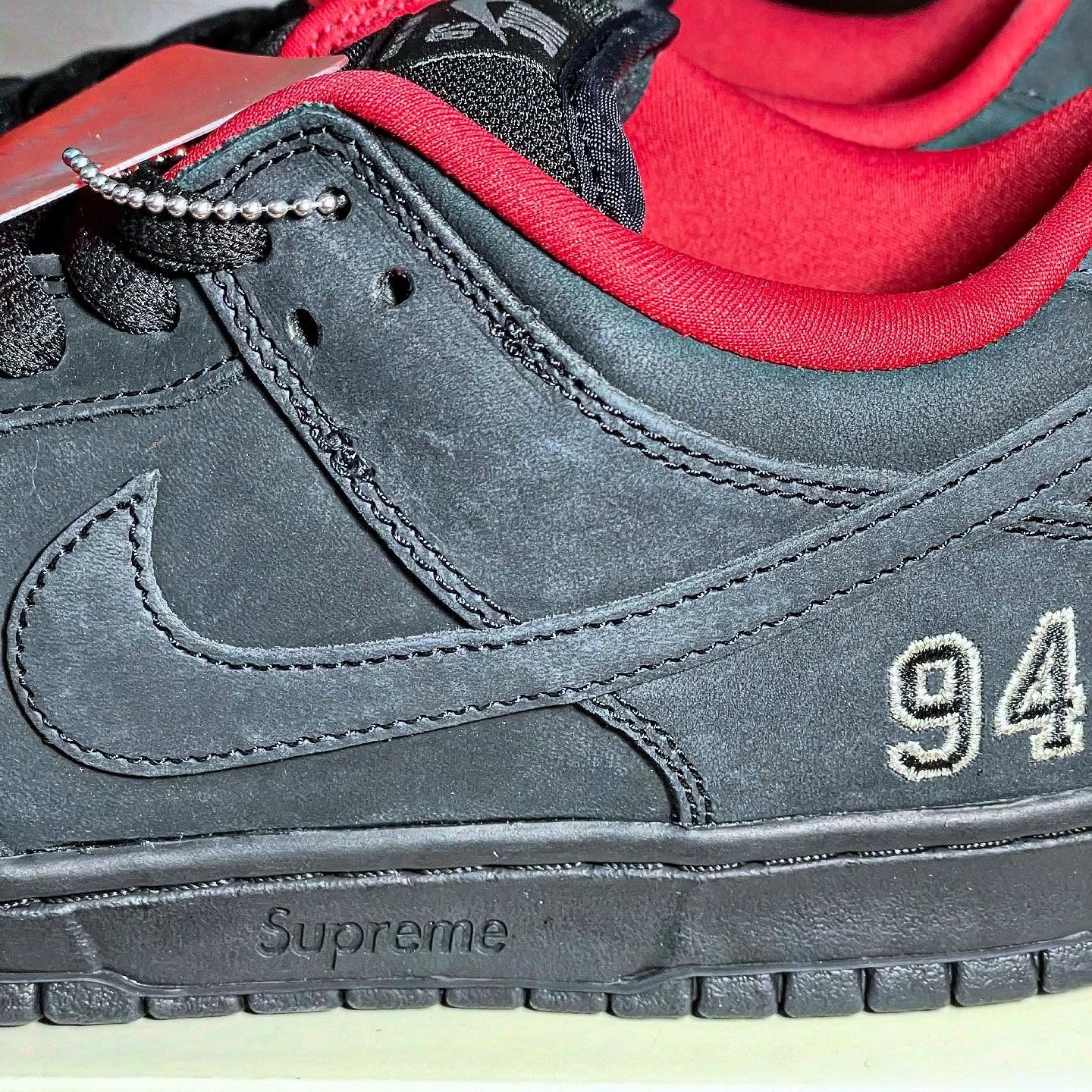 Nike x Supreme SB Dunk Low Black 착용 스타일 - 3