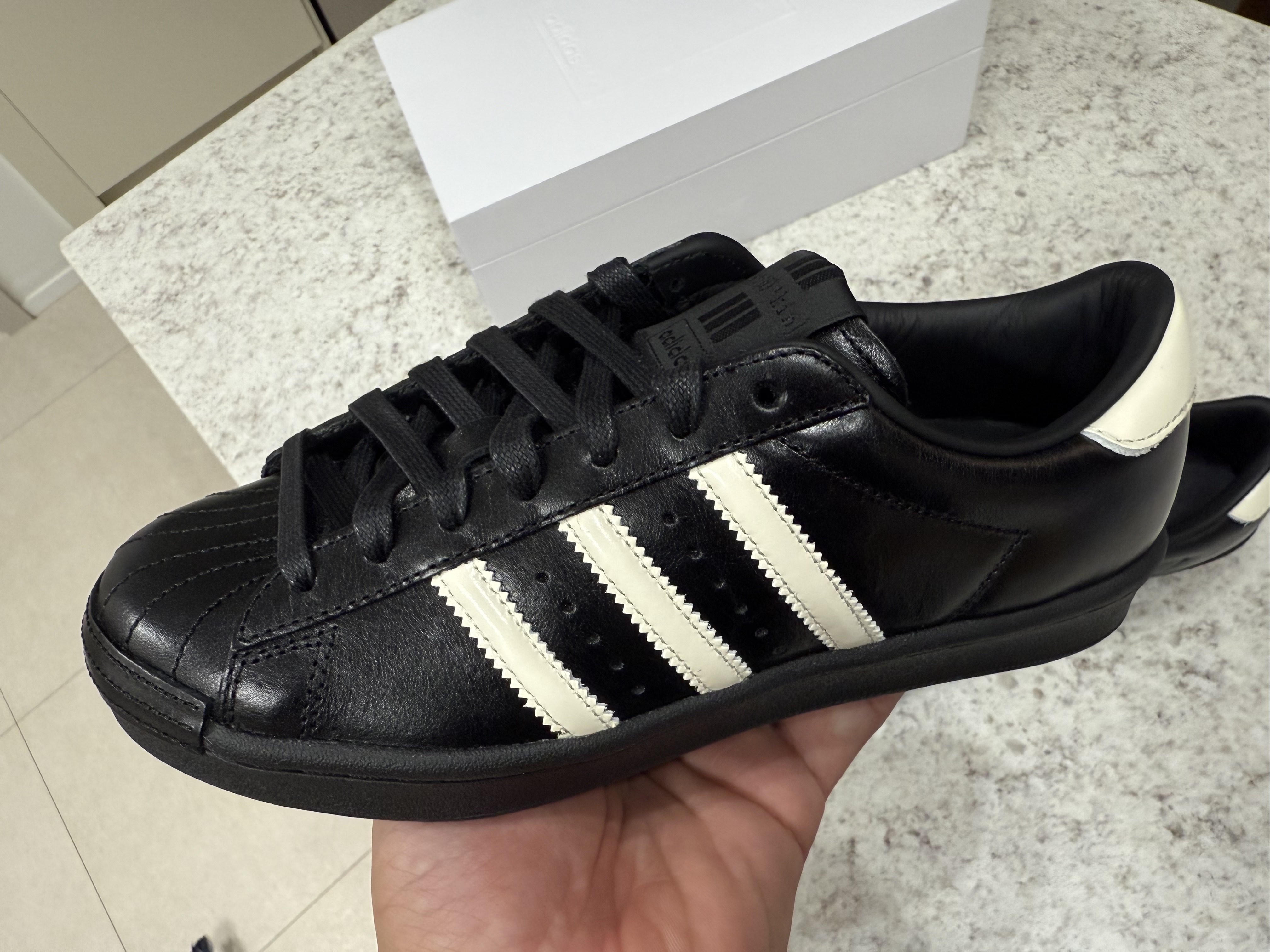 Adidas x Kith Superstar Vintage MIG Black White 착용 스타일 - 5