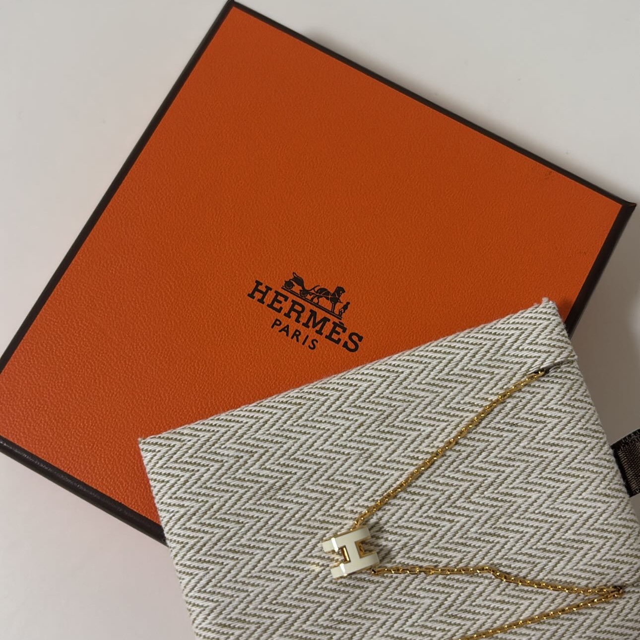(W) Hermes Mini Pop H Pendant Gold & Blanc 착용 스타일