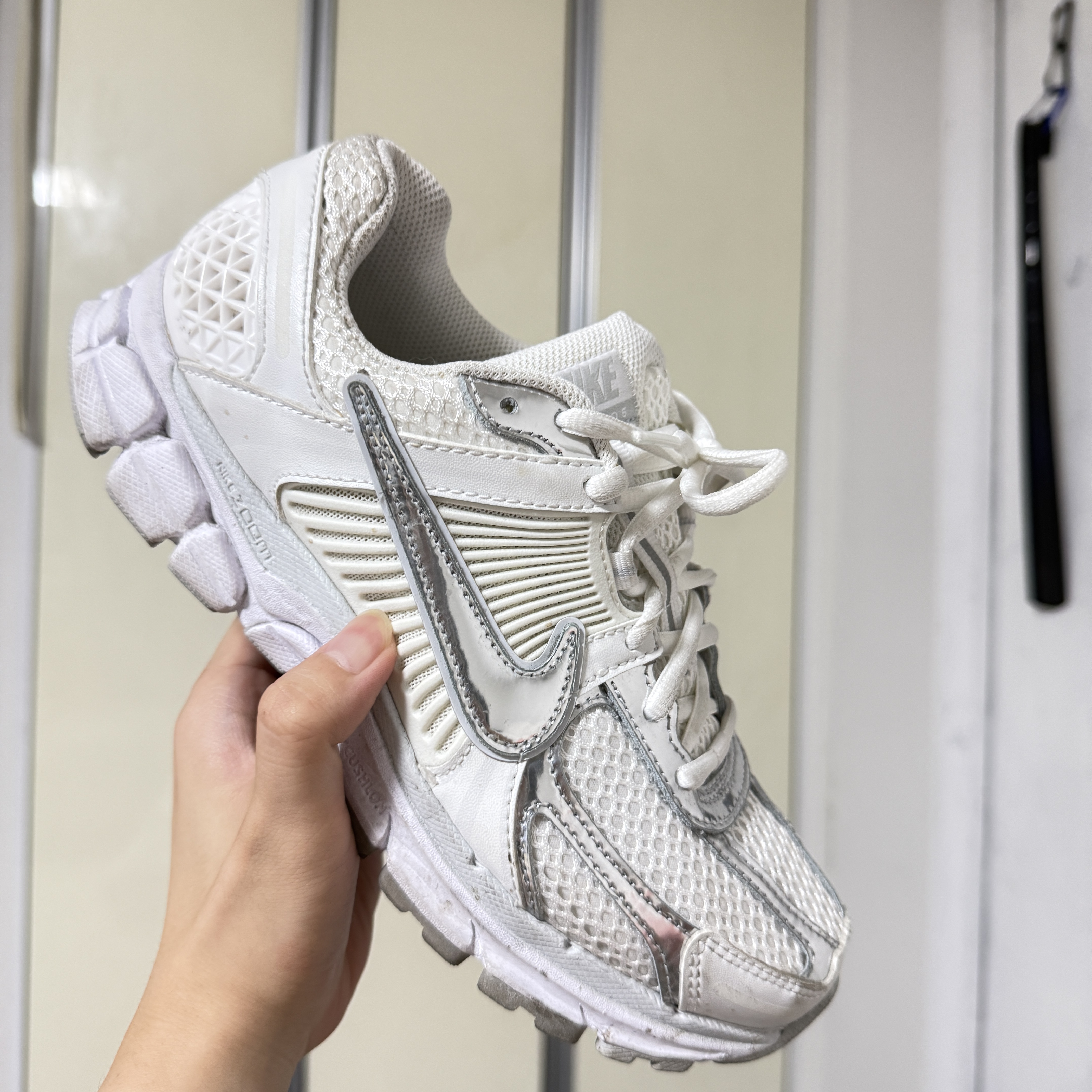 (W) Nike Zoom Vomero 5 White Metallic Silver 착용 스타일