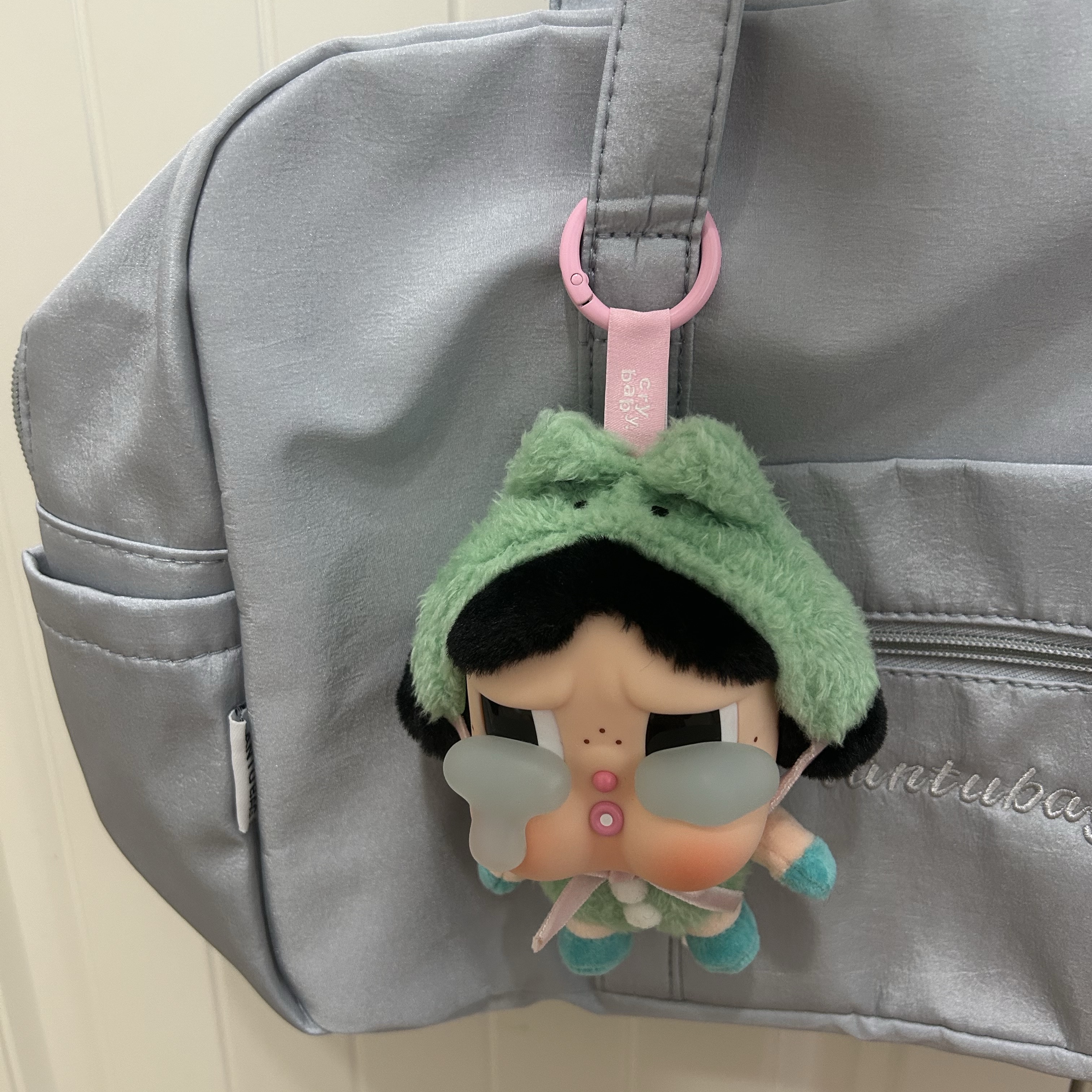 Pop Mart Crybaby Crying Again Series Plush Keyring What A Frog (Opened Case) 착용 스타일
