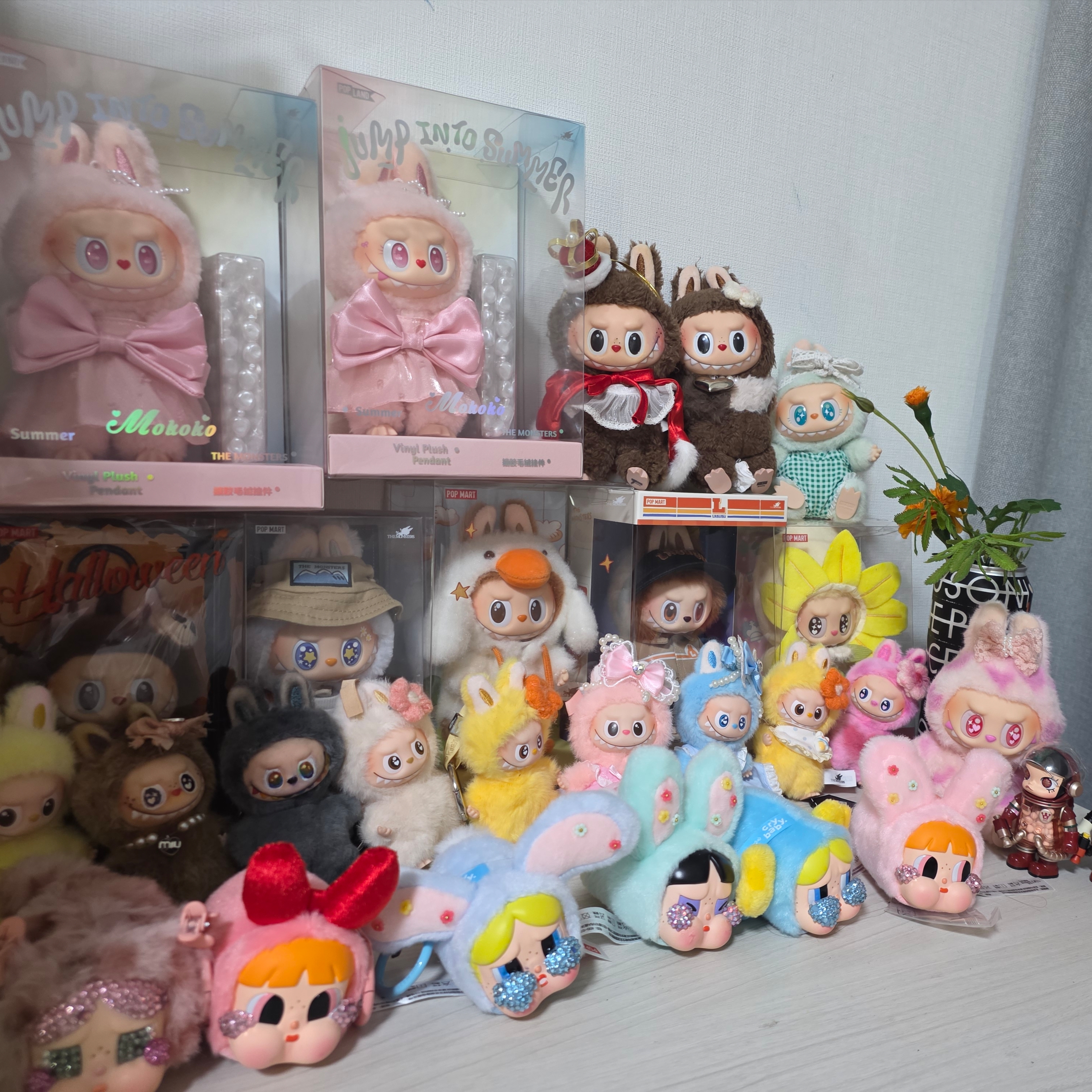 Pop Mart Labubu Mokoko Fall Into Spring Vinyl Plush Doll, Pop Mart Labubu The Monsters Pin For Love Series Vinyl Plush Pendant Sealed Case (A-M) (1 Blind Box) 착용 스타일