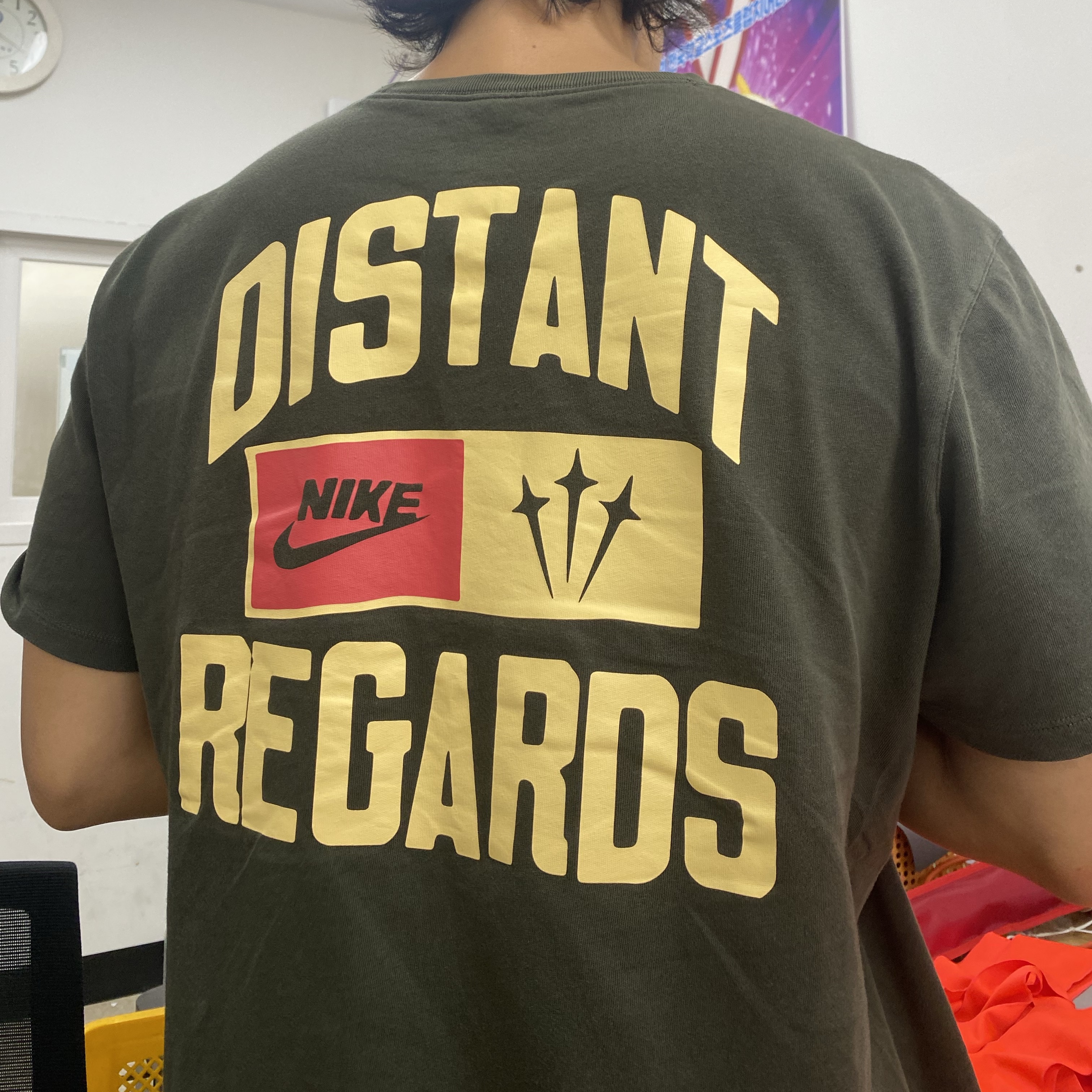 Nike x Drake Nocta x Cactus Plant Flea Market Souvenir Cactus T-Shirt Sequoia (DR2630-355) 착용 스타일