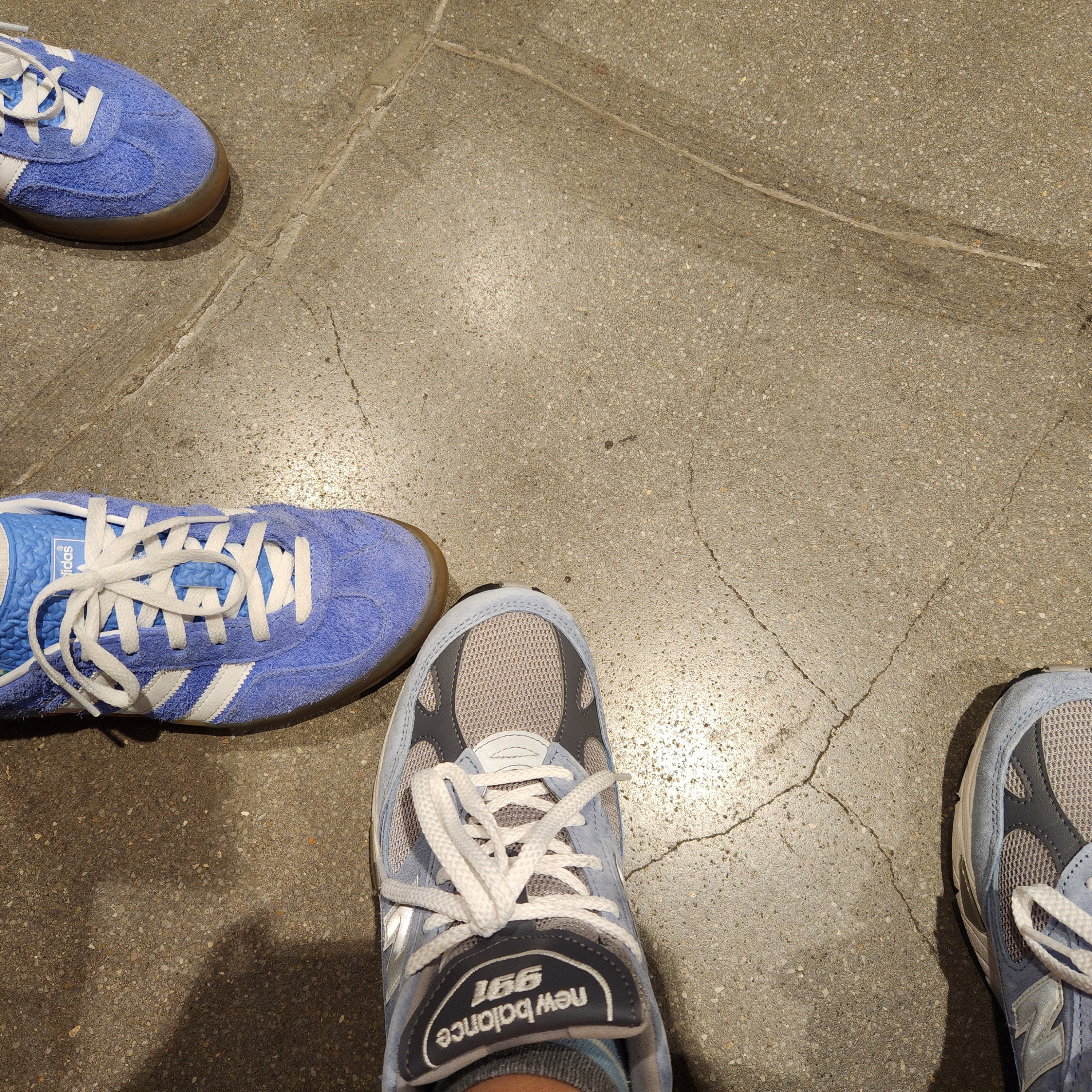 New Balance 991 Made in UK Dusty Blue, (W) Adidas Gazelle Indoor Blue Fusion Cloud White 착용 스타일