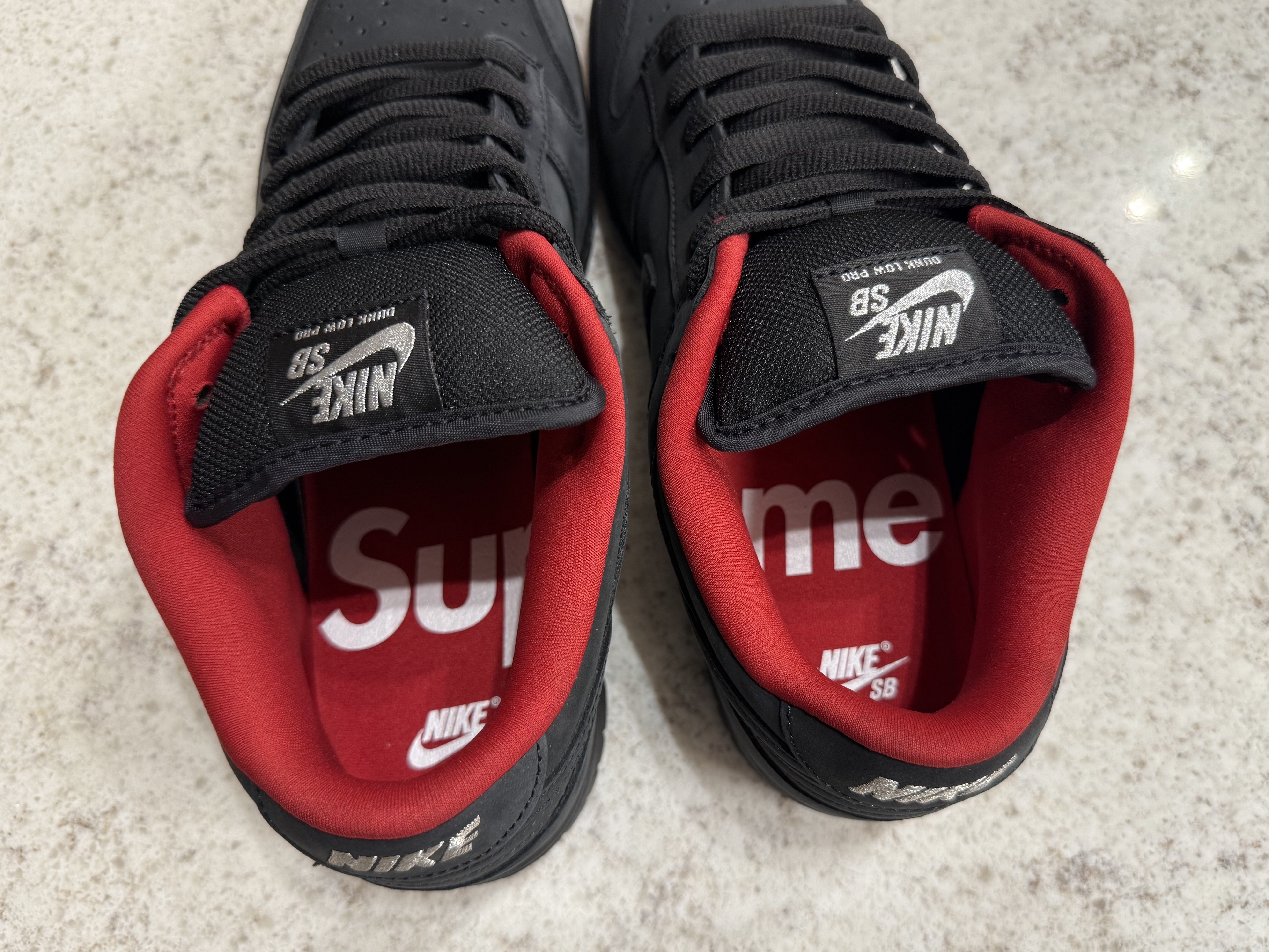 Nike x Supreme SB Dunk Low Black 착용 스타일 - 2
