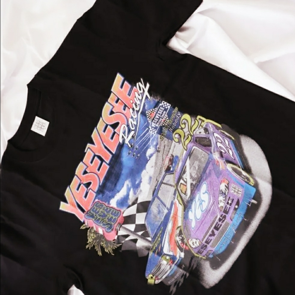 YESEYESEE Racing Tee Black 착용 스타일