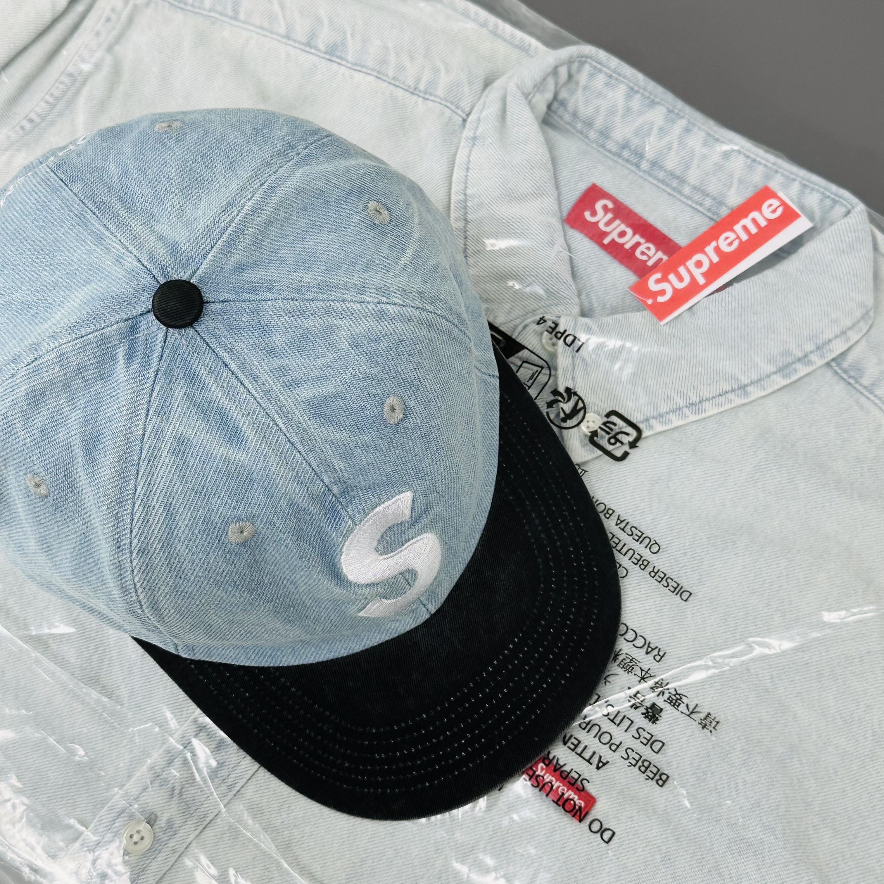 Supreme Pigment Coated 2-Tone S Logo 6-Panel Denim - 25FW, Supreme Small Box Denim Shirt Light Indigo - 25FW 착용 스타일 - 1