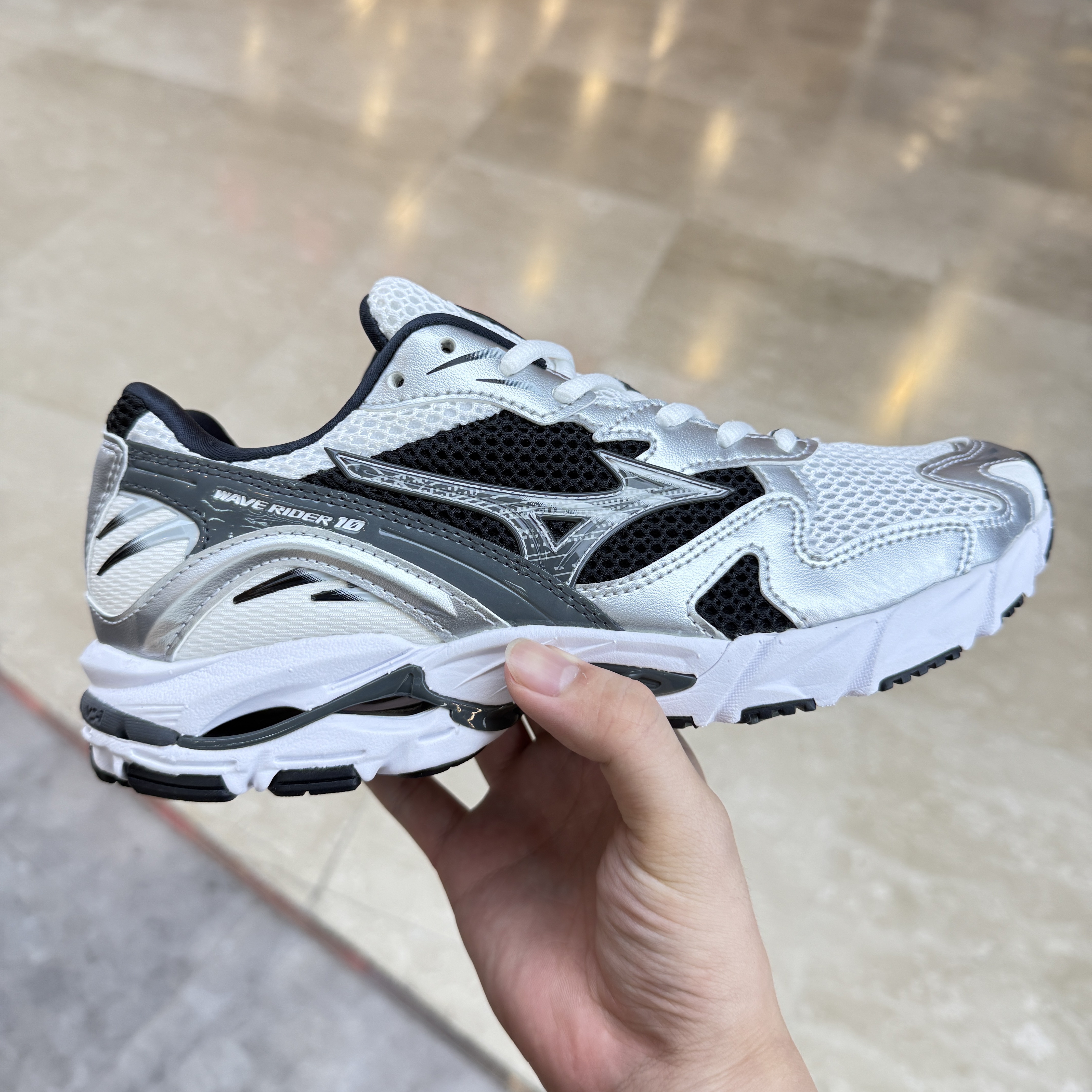 Mizuno Wave Rider 10 White Silver Black 착용 스타일