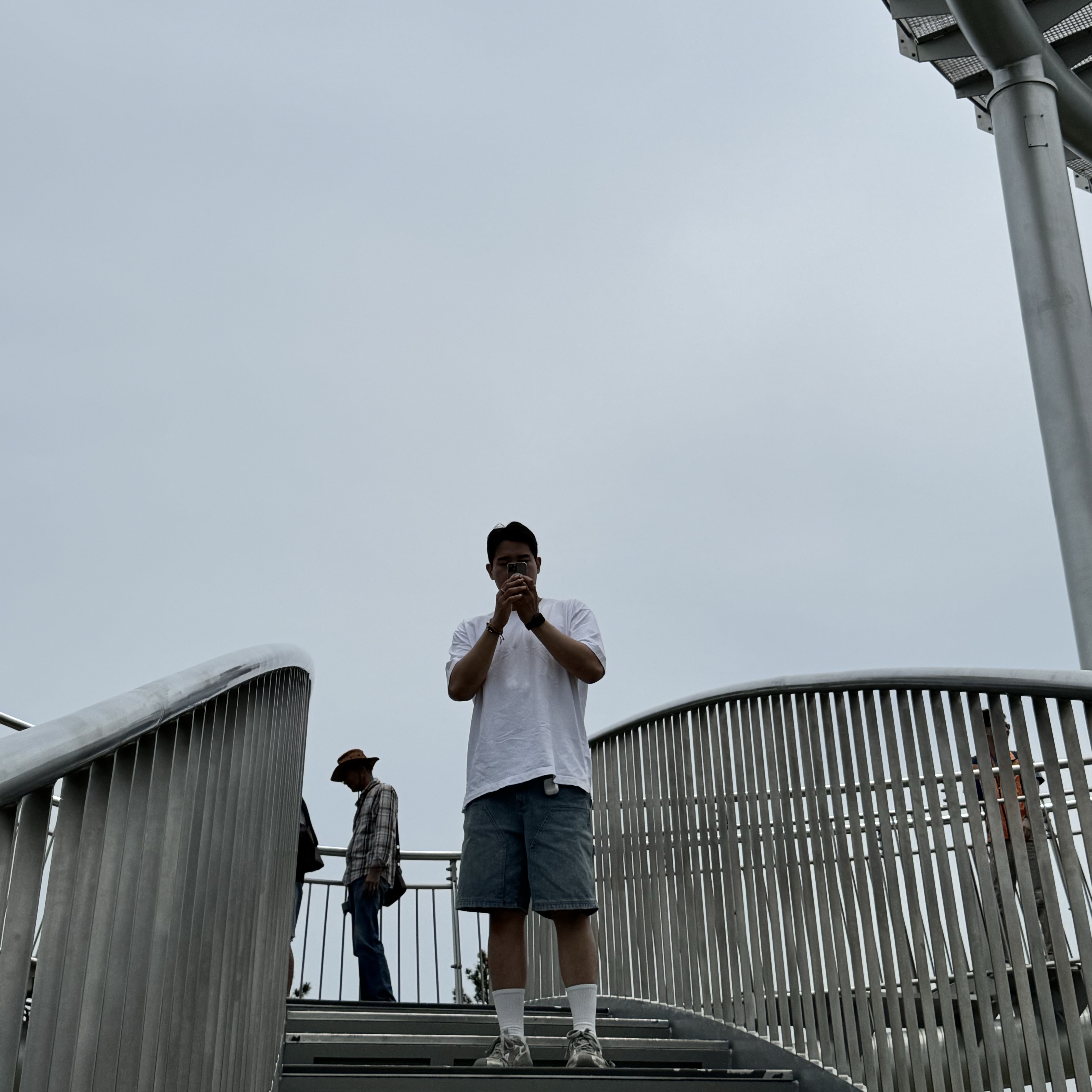 Shaka Wear 7.5oz Max Heavyweight Short Sleeve White, Balenciaga 3XL Sneakers Light Beige 착용 스타일