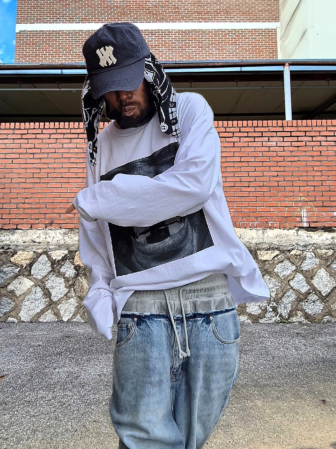 Yeezy Bully LS-01 Long Sleeve T-Shirt White, Rick Owens Hollywood Mega Bumper Geobasket in Full Grain Calf Leather Black Milk 착용 스타일 - 2