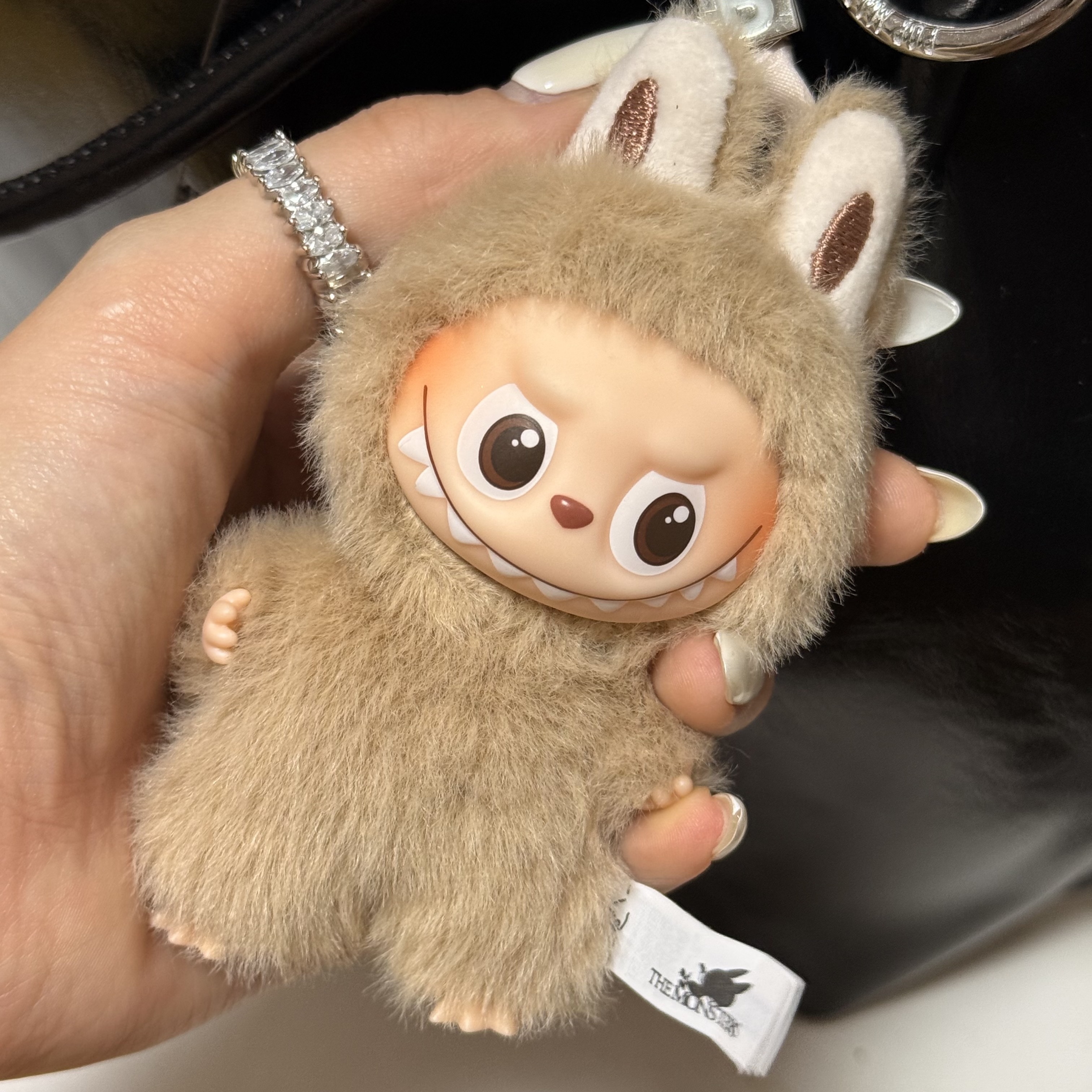 Pop Mart Labubu The Monsters Pin For Love Series Vinyl Plush Pendant (A-M) B (Opened Case) 착용 스타일