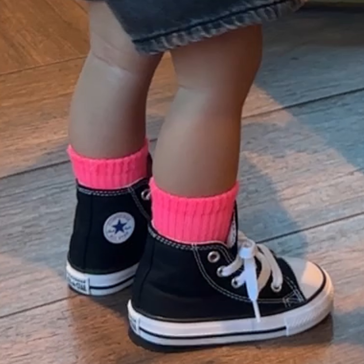 Vans Classic Slip-On Mule Checkerboard Black White, Converse Chuck Taylor All Star Hi Black 착용 스타일 - 3