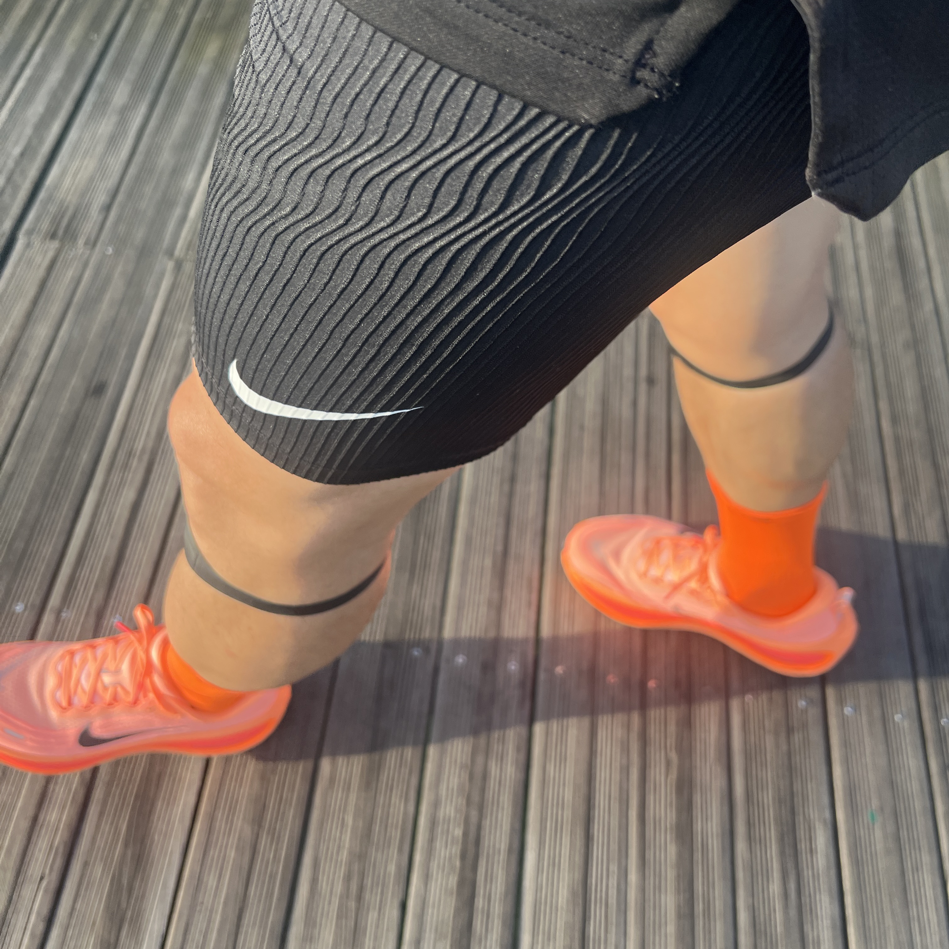 Nike Vomero Plus Orange Pulse Hot Lava 착용 스타일 - 1
