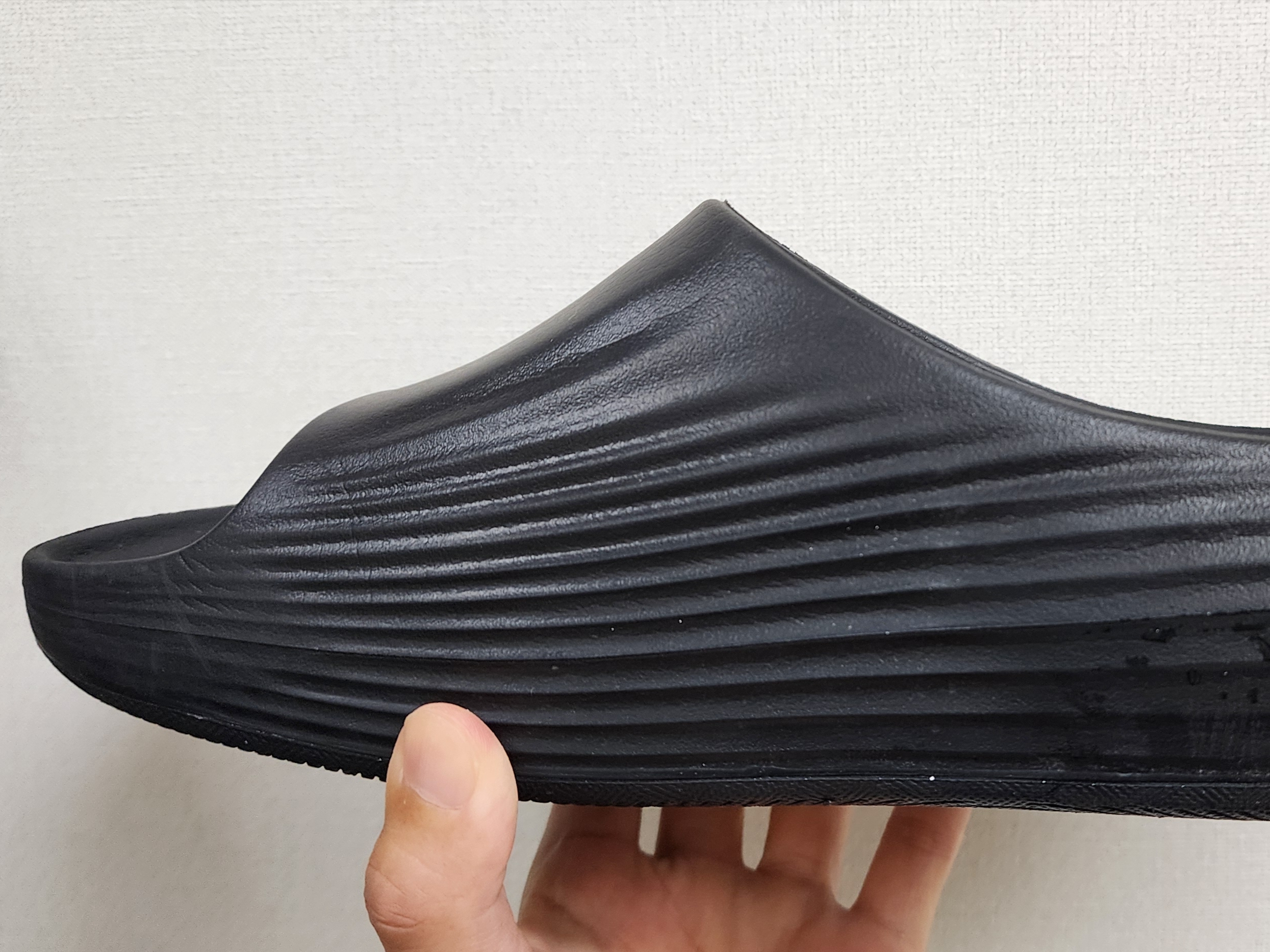 Nike ReactX Rejuven8 Slide Black 착용 스타일