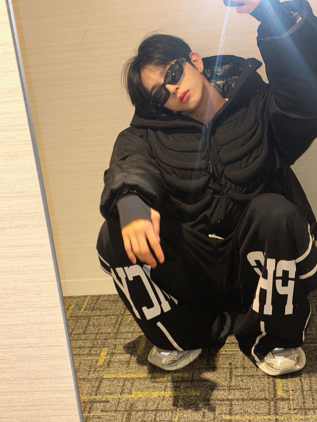Surgery Bone Embossing Puffer Jacket Black 착용 스타일 - 1