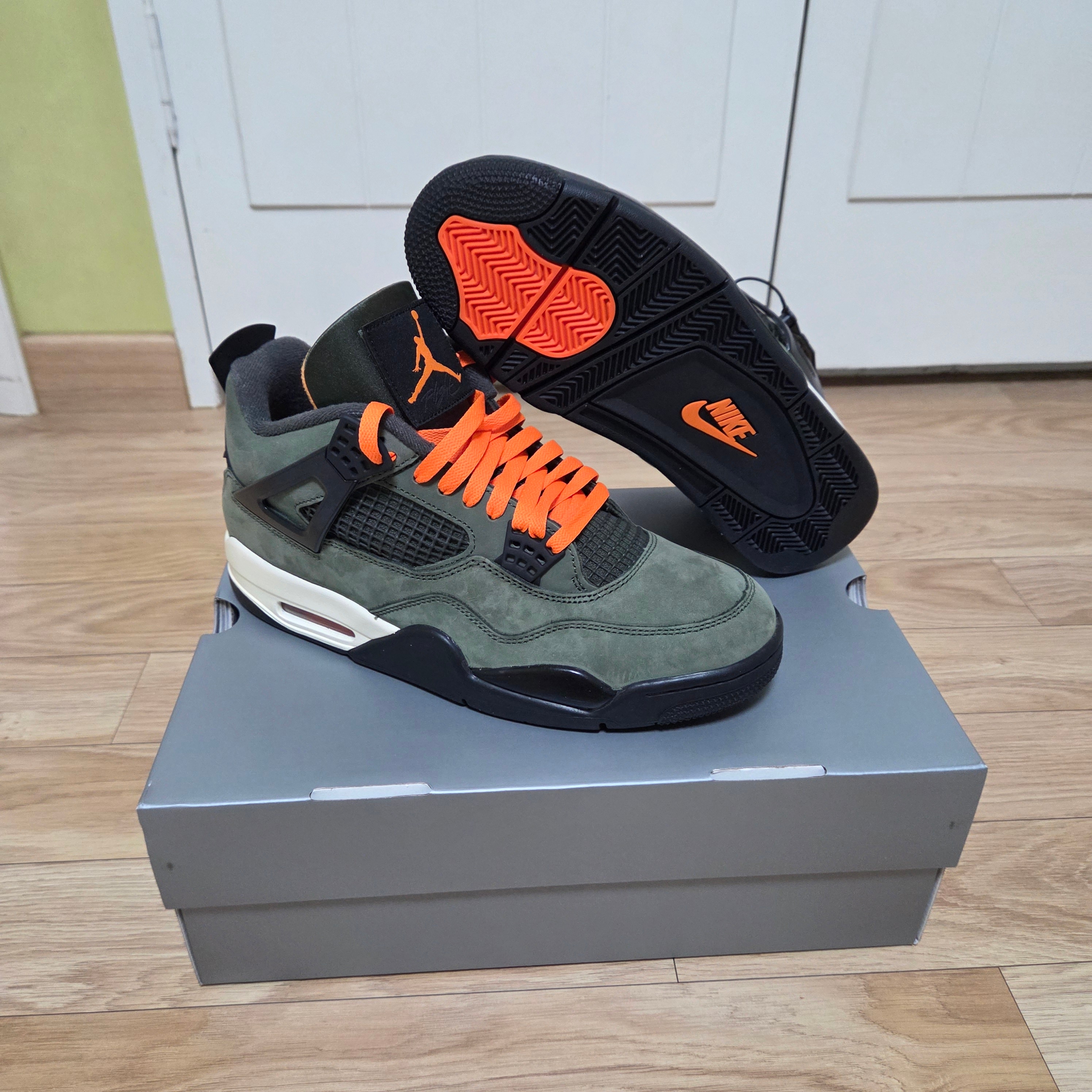Jordan 4 x Undefeated Retro OG SP Deep Green and Clementine 착용 스타일 - 1