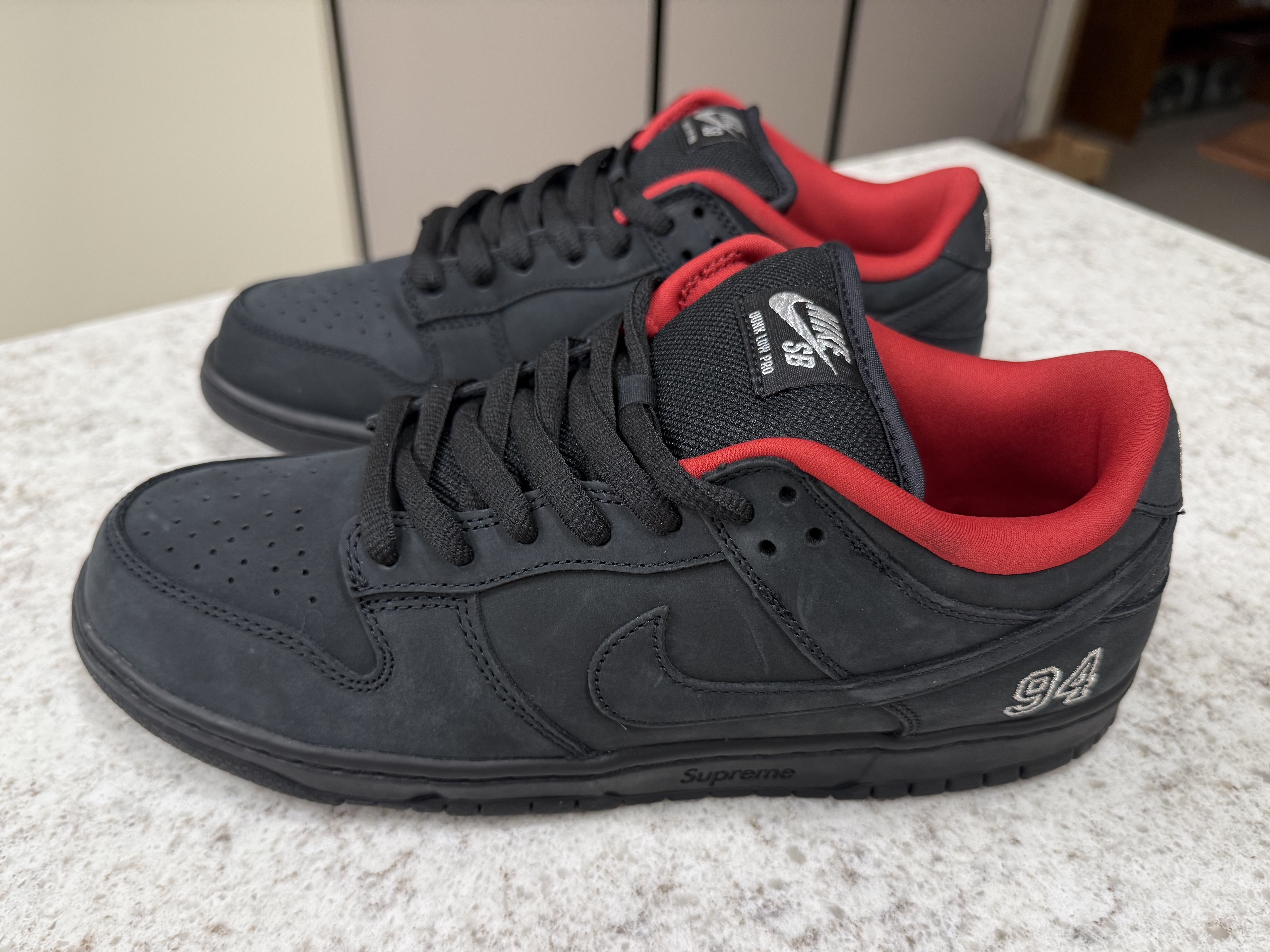 Nike x Supreme SB Dunk Low Black 착용 스타일 - 5