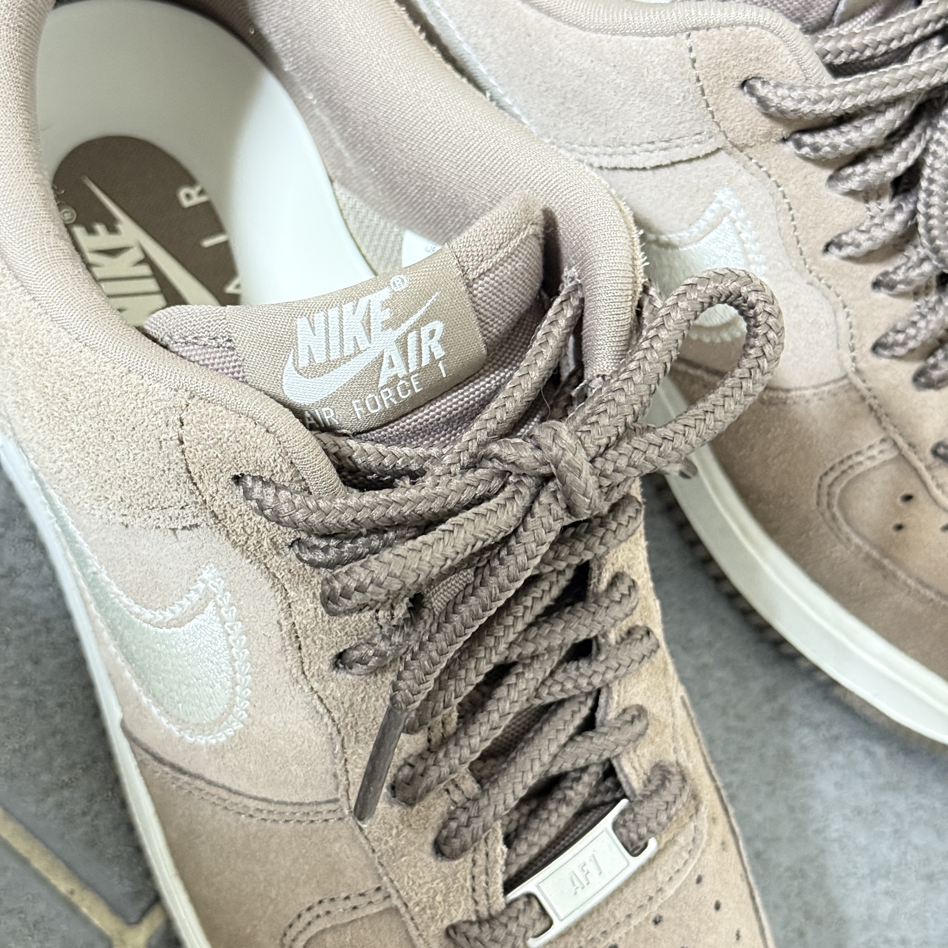 Nike Air Force 1 '07 LV8 Mink Brown Sail 착용 스타일