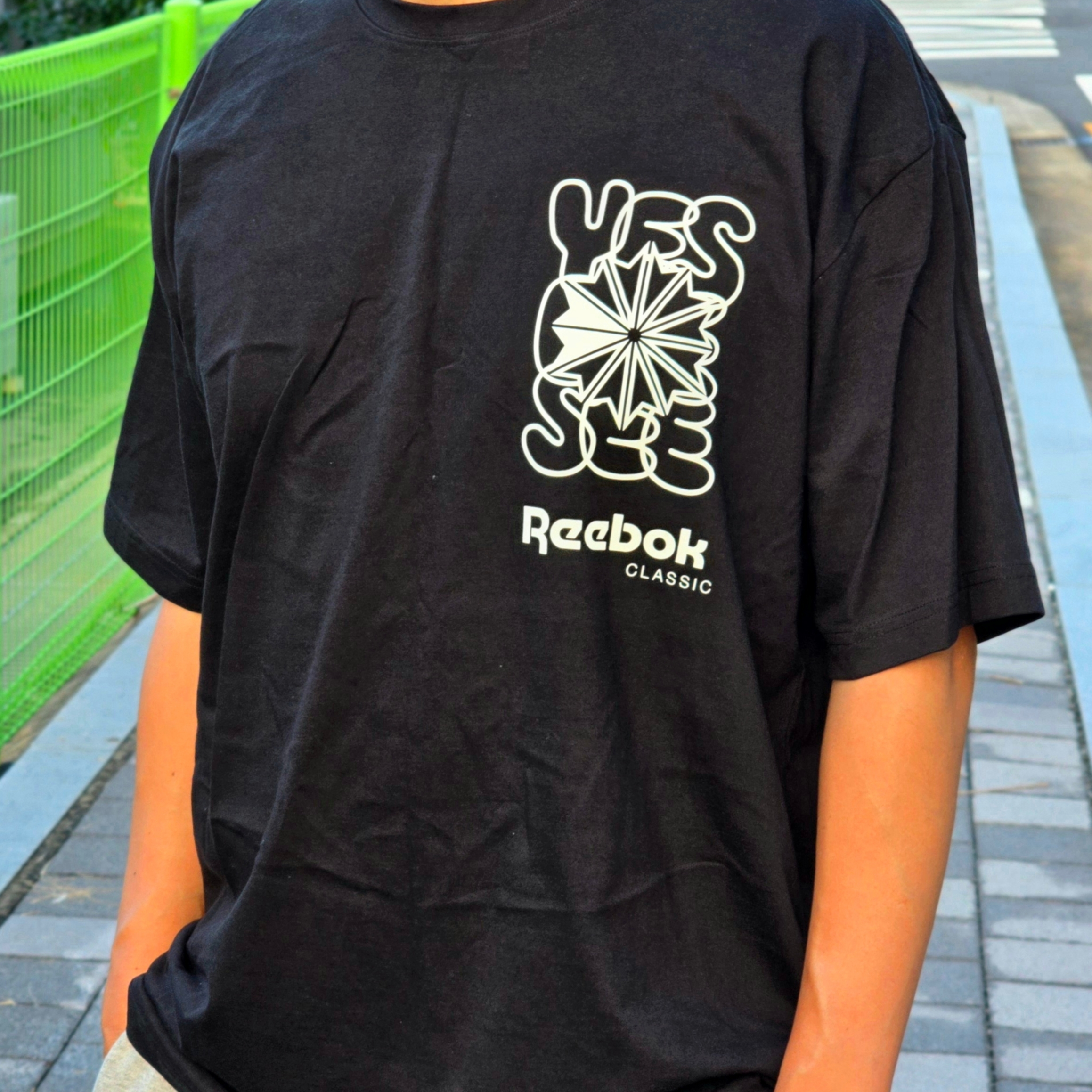 YESEYESEE C-Logo Tee Black, YESEYESEE Chain Stitch Logo Coach Jacket Red 착용 스타일 - 1