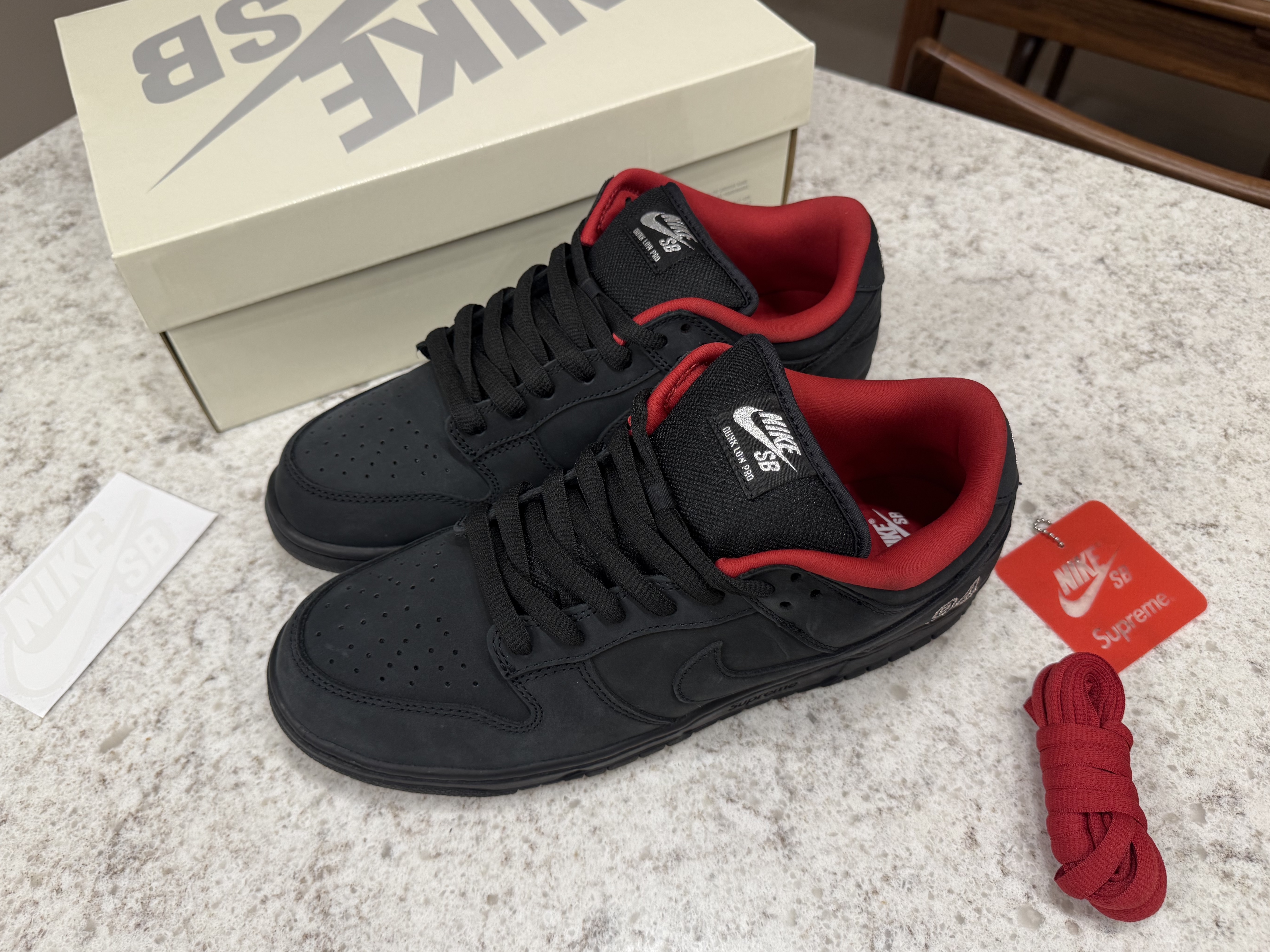 Nike x Supreme SB Dunk Low Black 착용 스타일 - 1