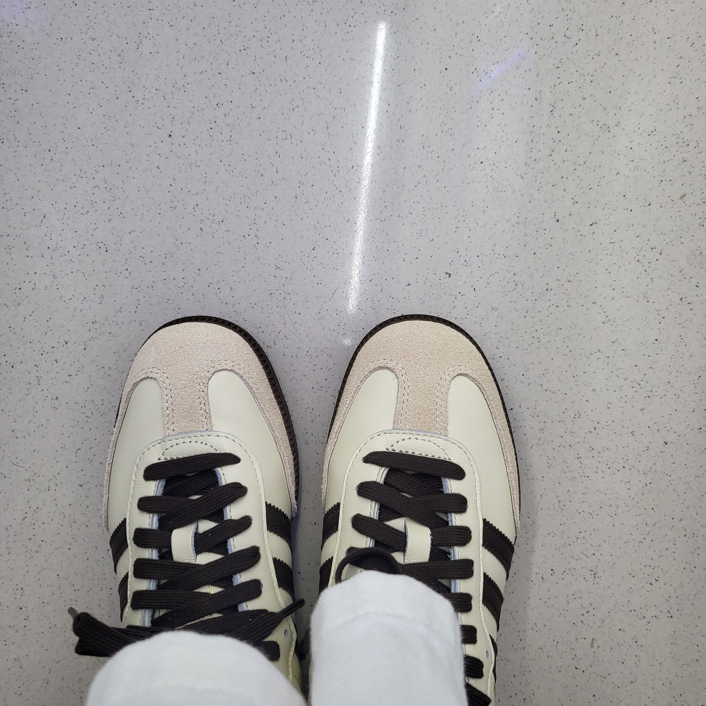 Adidas Samba OG Cream White Dark Brown 착용 스타일 - 2