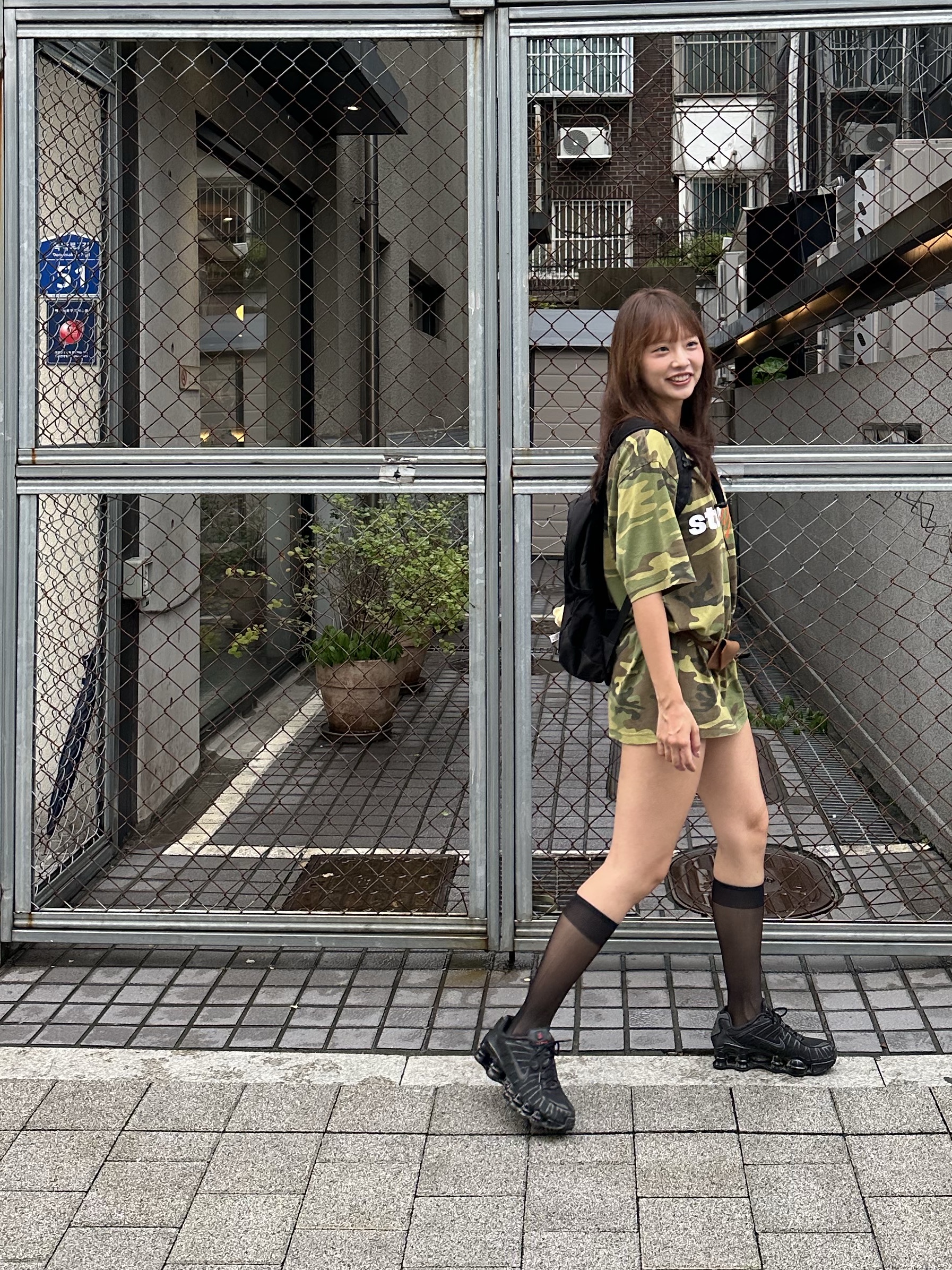 Stussy Sport Script T-Shirt Camo, (W) Nike Shox TL Black and Max Orange 착용 스타일 - 2