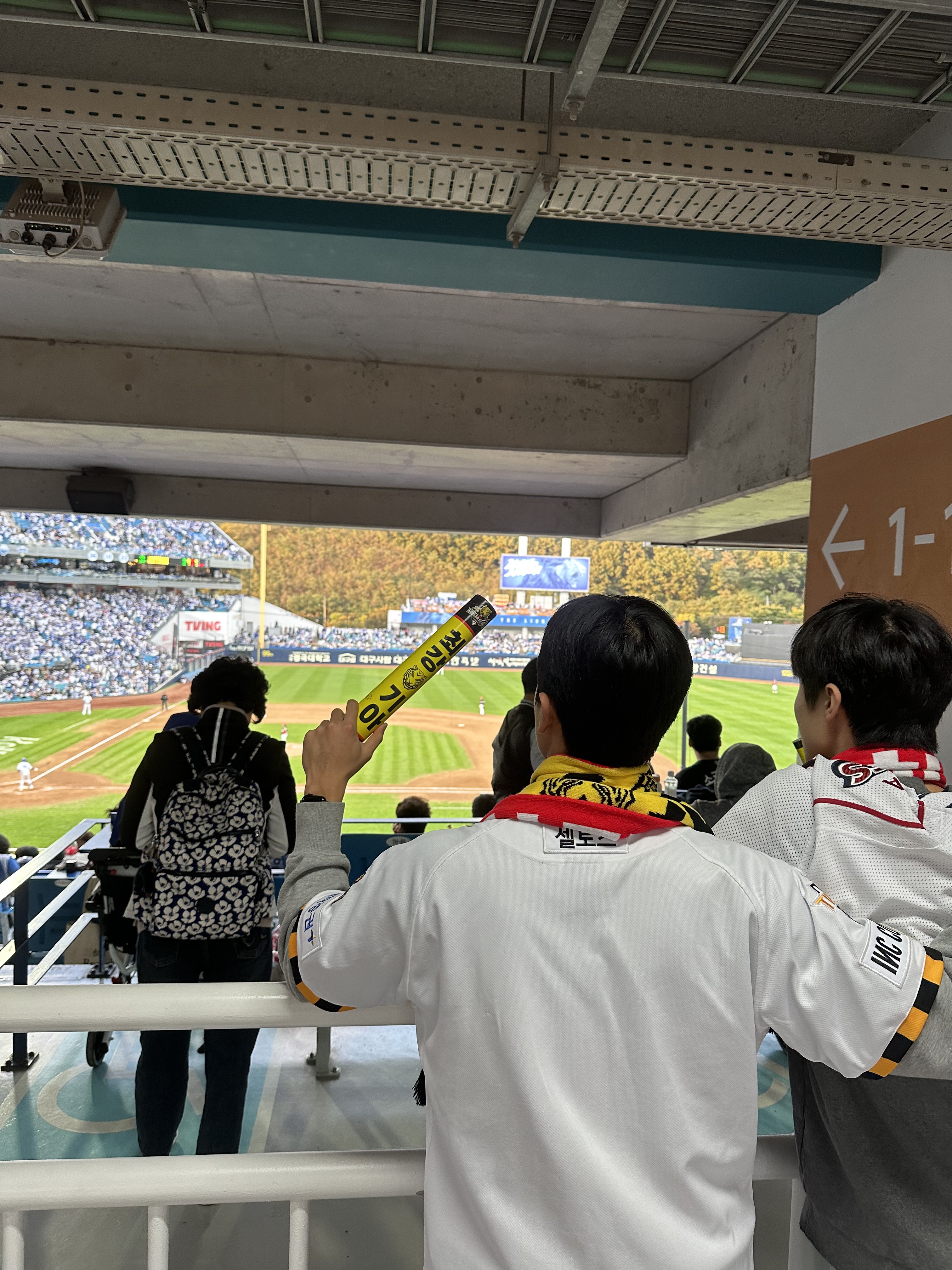 Kia Tigers x IAB Studio Authentic KIA Kids Uniform White (Non Marking Ver.) 착용 스타일