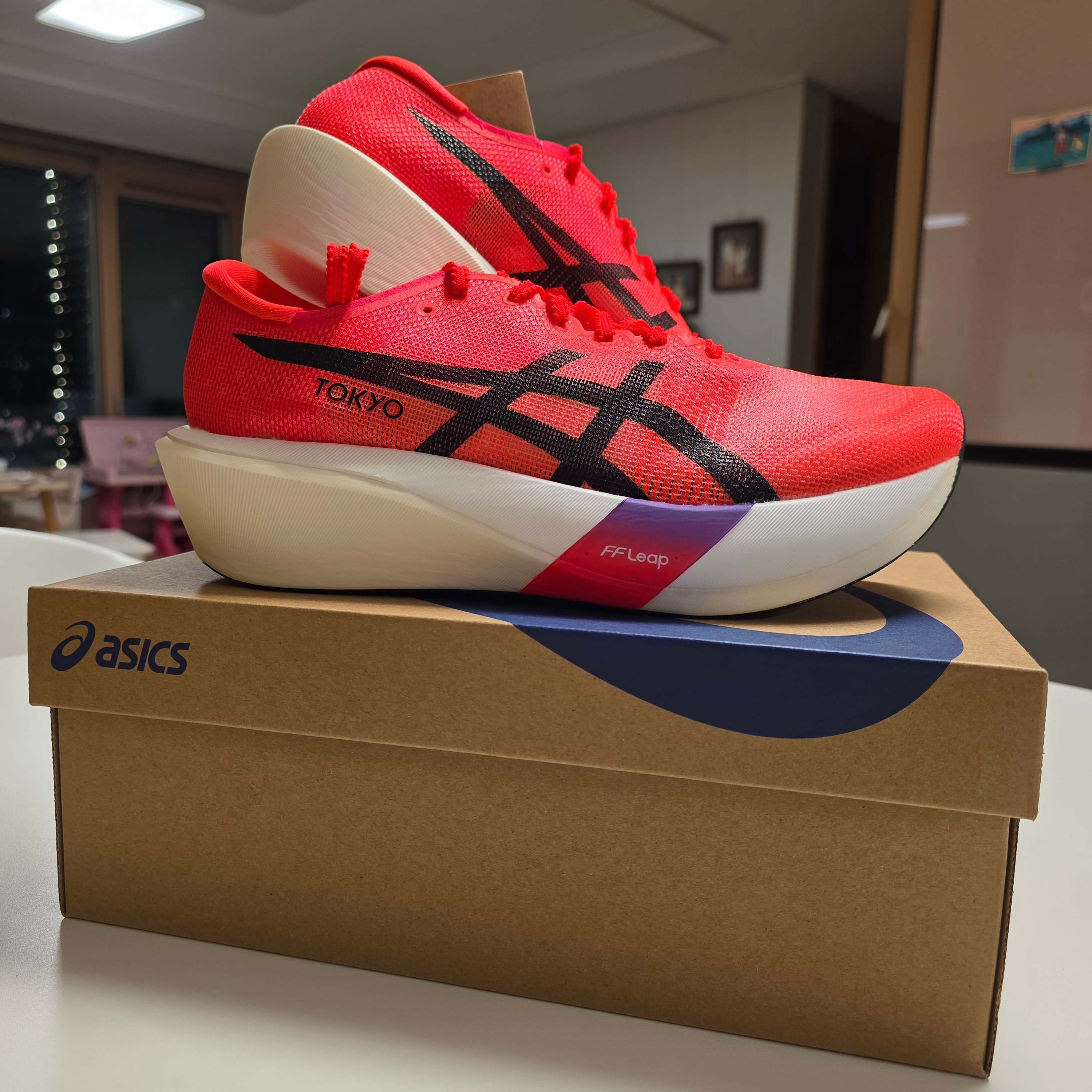 Asics Metaspeed Edge Tokyo Flash Red Black 착용 스타일