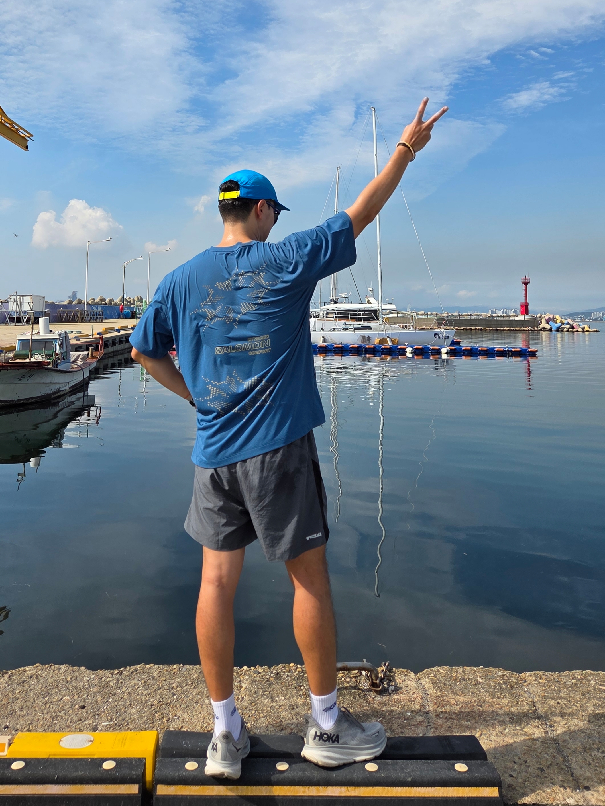 Hoka Run Hat Blue, Salomon Dynamic Circle T-Shirts Blue Night 착용 스타일 - 2