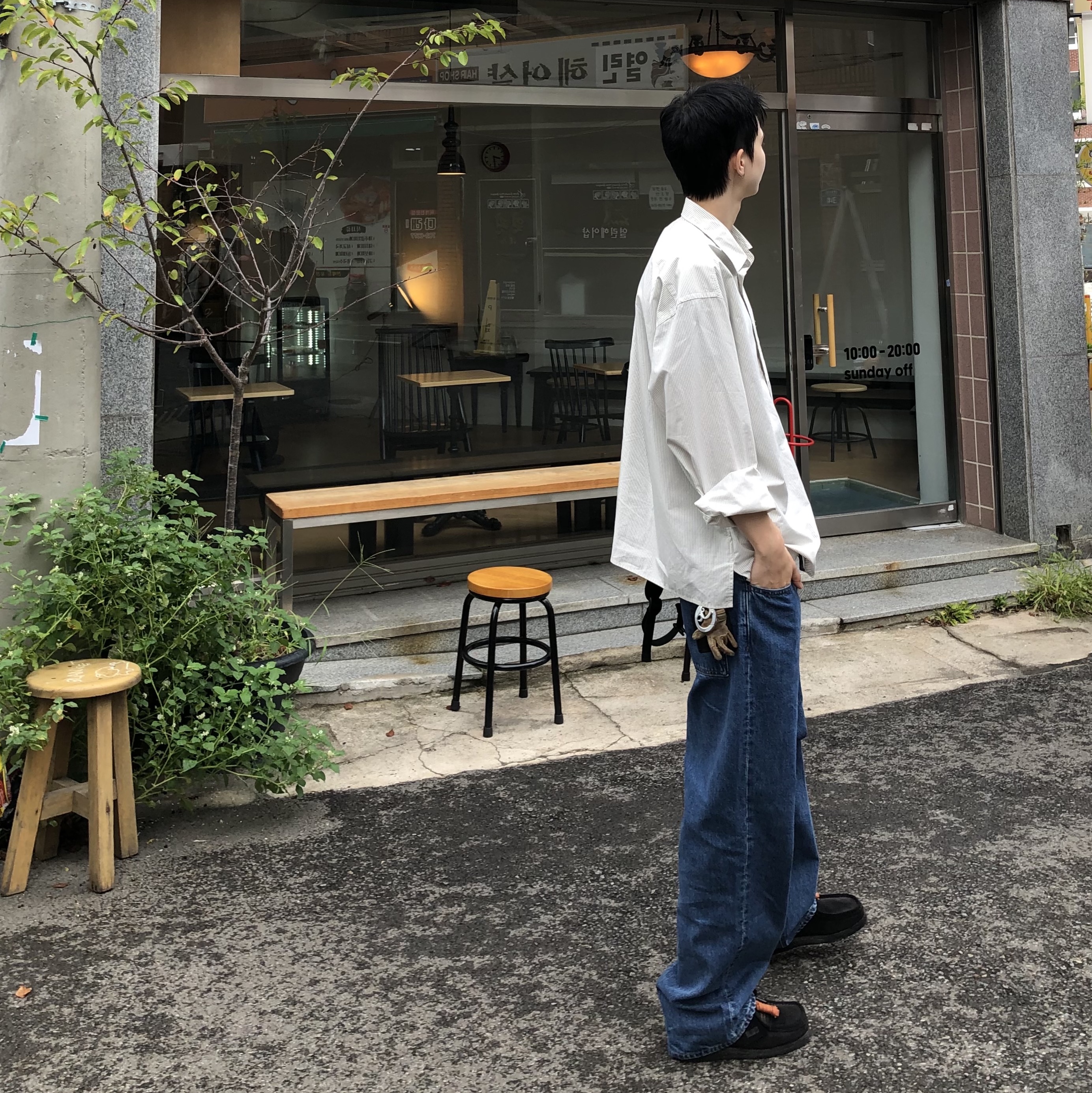 Clarks Wallabee Black Suede, Uniqlo x JW Anderson Straight Jean Blue - KR 착용 스타일 - 1