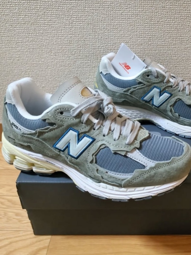 New Balance 2002R Protection Pack Mirage Grey, YESEYESEE C-Logo Sweatshirt Light Grey 착용 스타일 - 1