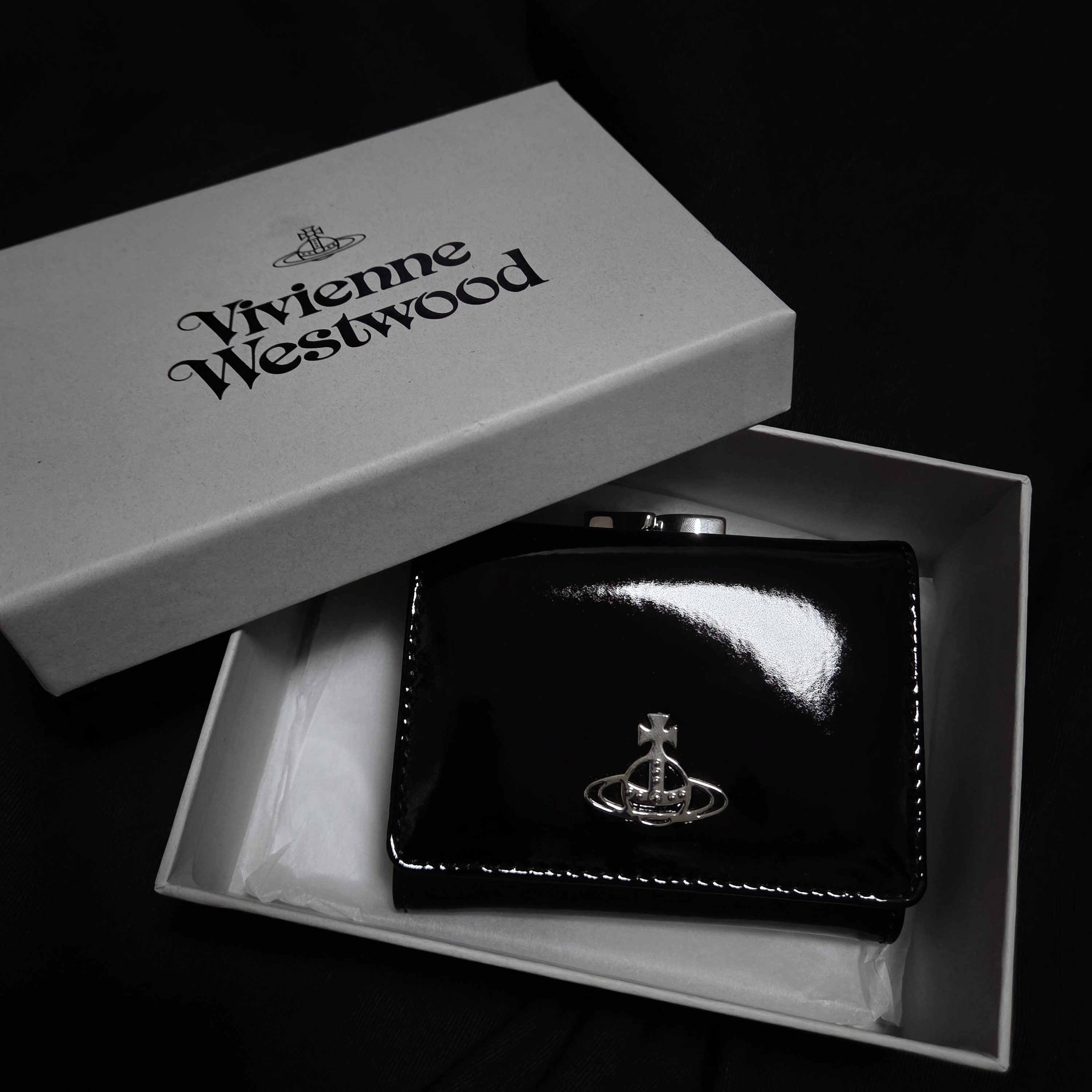 Vivienne Westwood Patente Leather Wallet Black 착용 스타일
