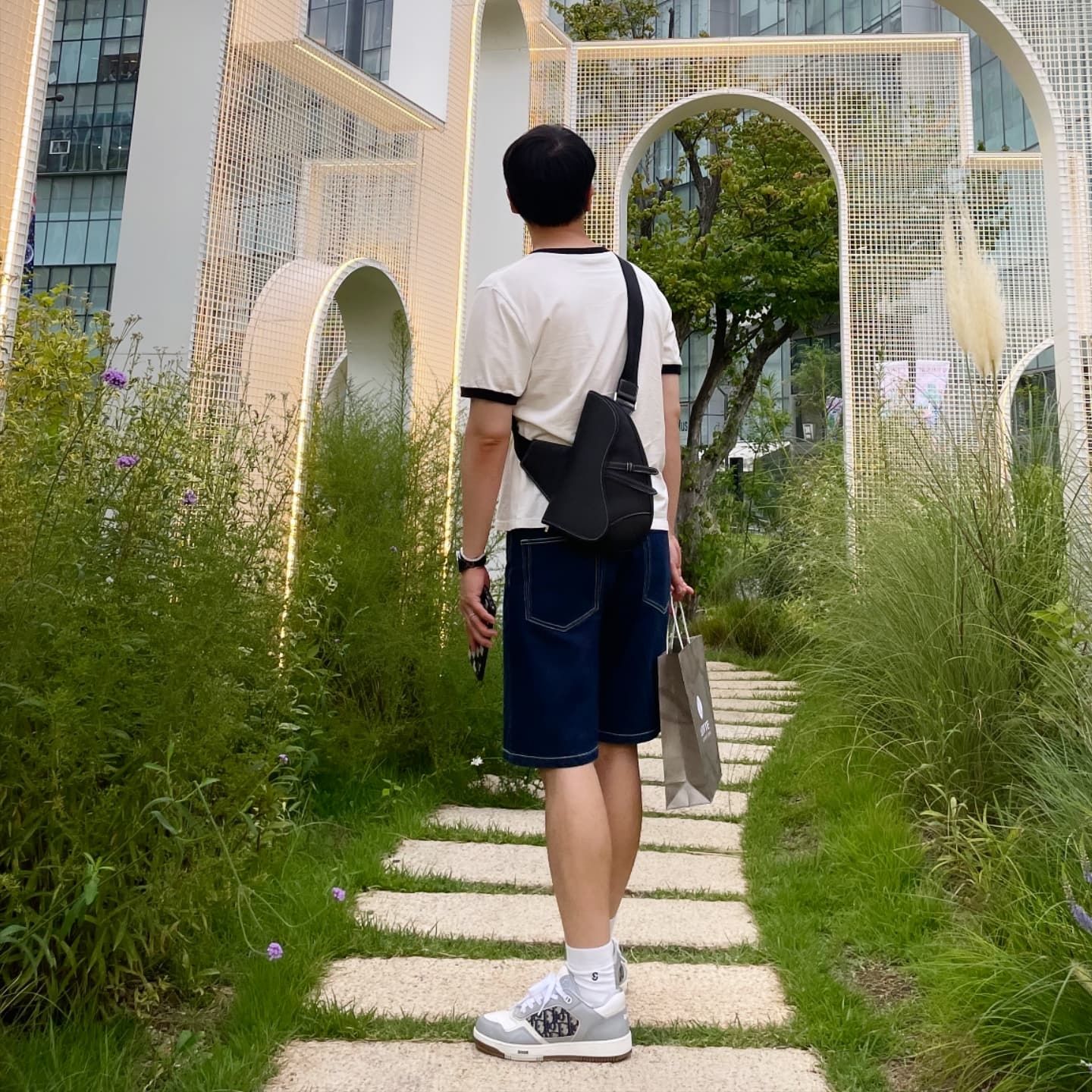 Celine Regular T-Shirt in Cotton Jersey Washed White Black, Dior B27 Low-Top Sneakers Gray 착용 스타일 - 3