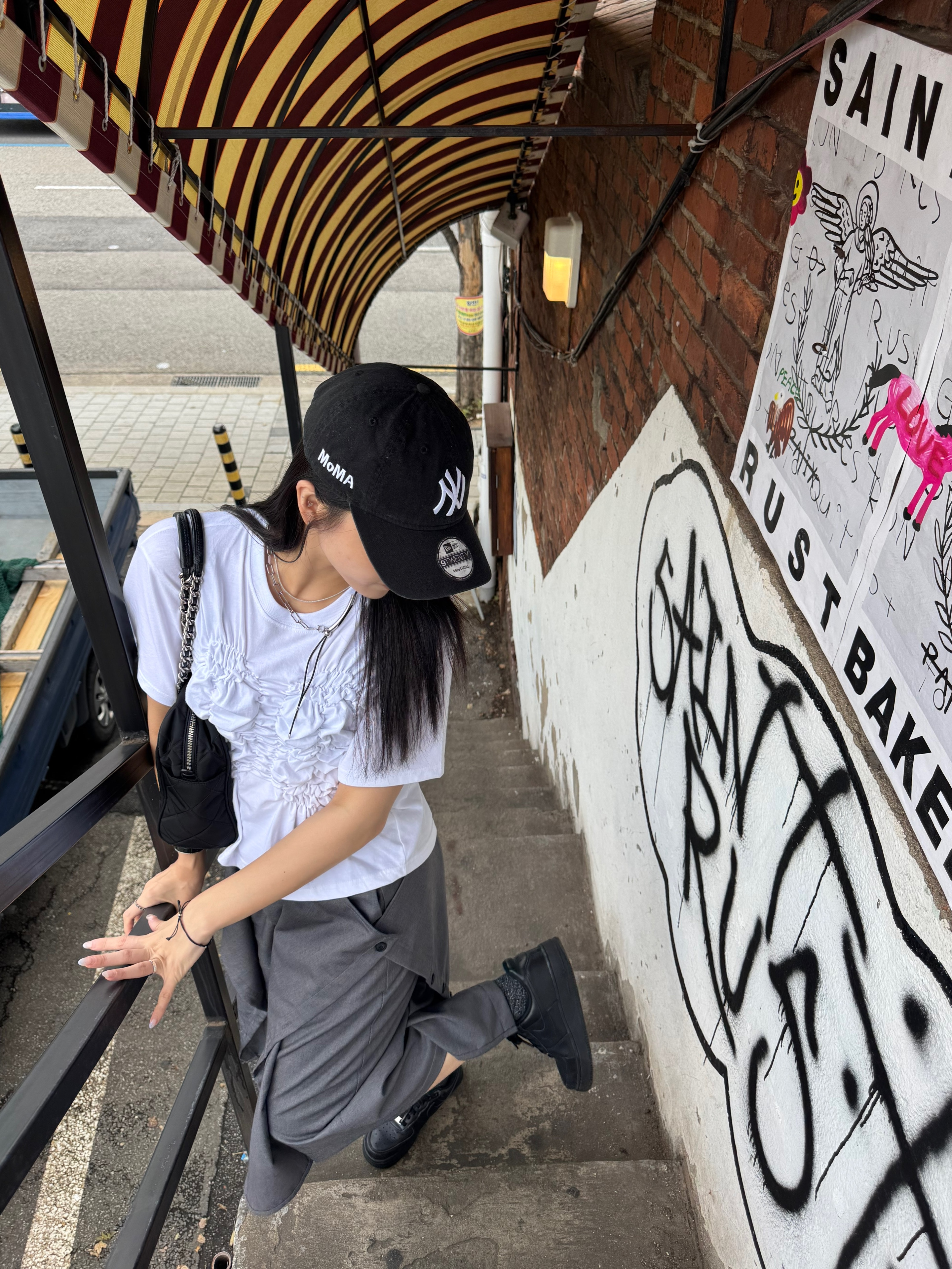 New Era x MoMA New York Yankees Cap Black, Prada Pocono Nylon Quilted Chain Shoulder Bag Black 착용 스타일 - 1