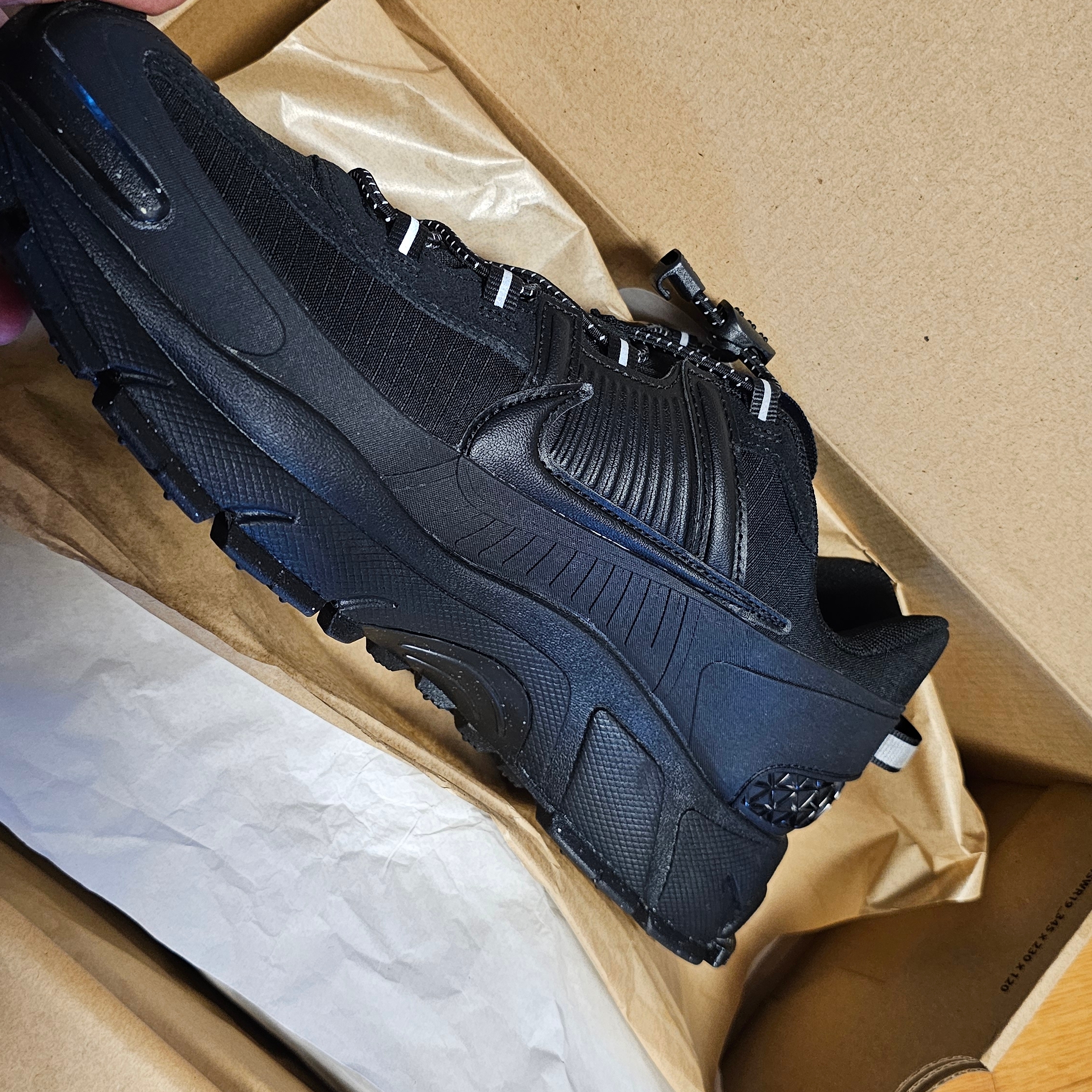 Nike Zoom Vomero Roam Black Racer Blue 착용 스타일