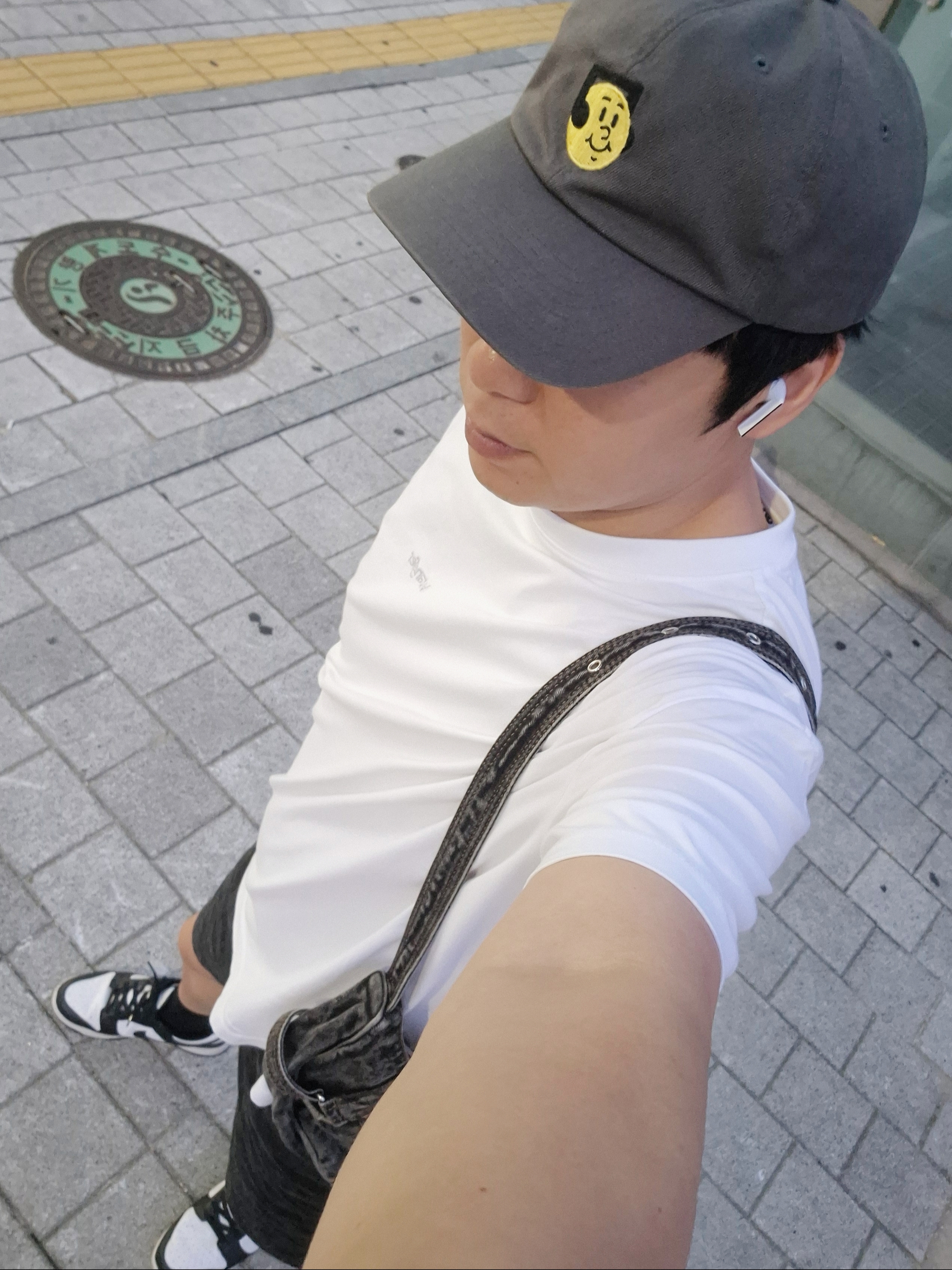Nike Dunk Low Retro Black, Matin Kim Matin Washed Denim Mini Hobo Bag Black 착용 스타일 - 2
