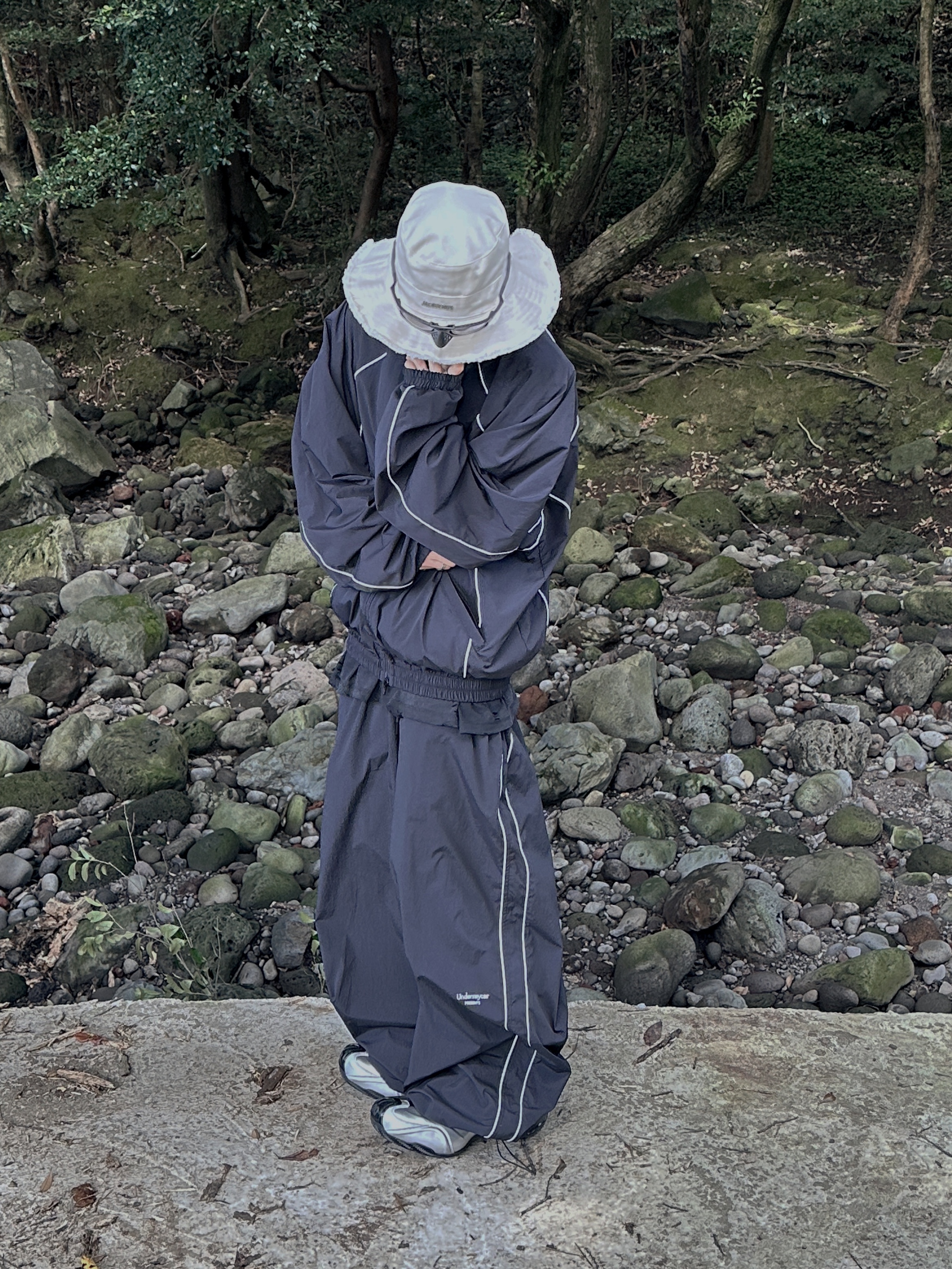 Undermycar MU.132 Original Logo Piping Line Track Jacket Black, Undermycar Mu.126 Original Logo Piping Line Nylon Pants Black 착용 스타일 - 2