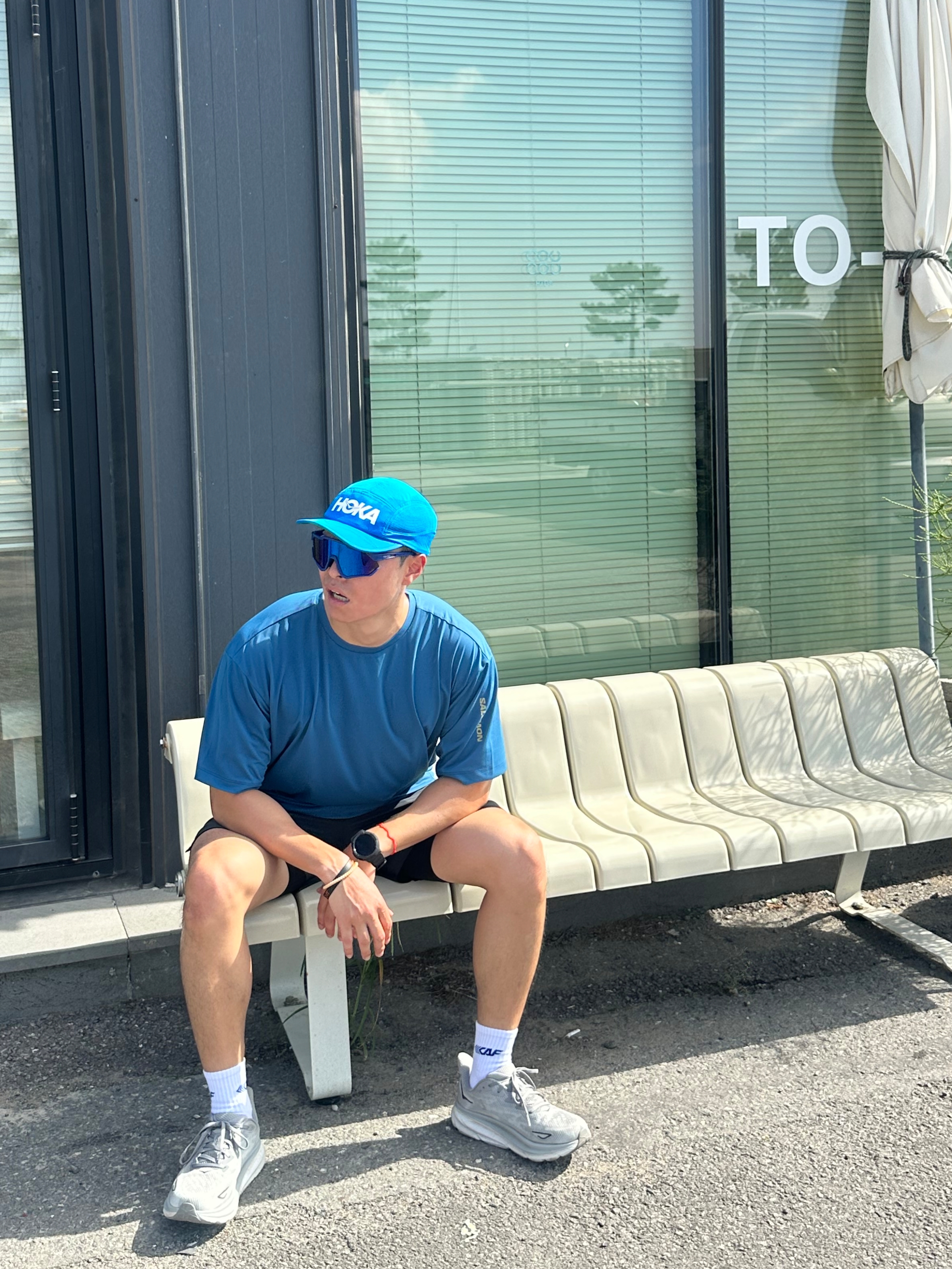 Hoka Run Hat Blue, Salomon Dynamic Circle T-Shirts Blue Night 착용 스타일 - 9
